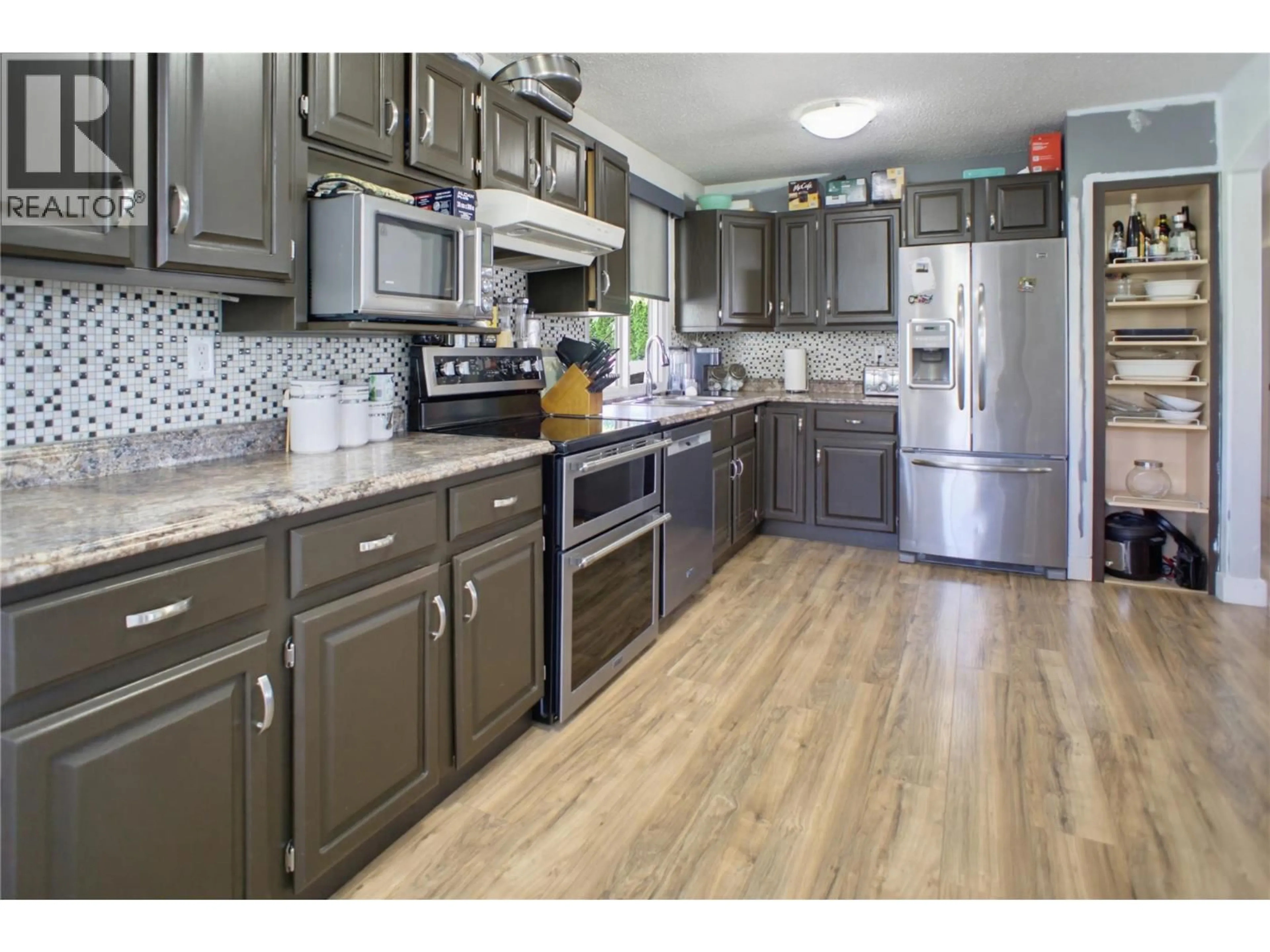 Open concept kitchen, unknown for 15 KELSO CRESCENT, Kamloops British Columbia V2C5A1