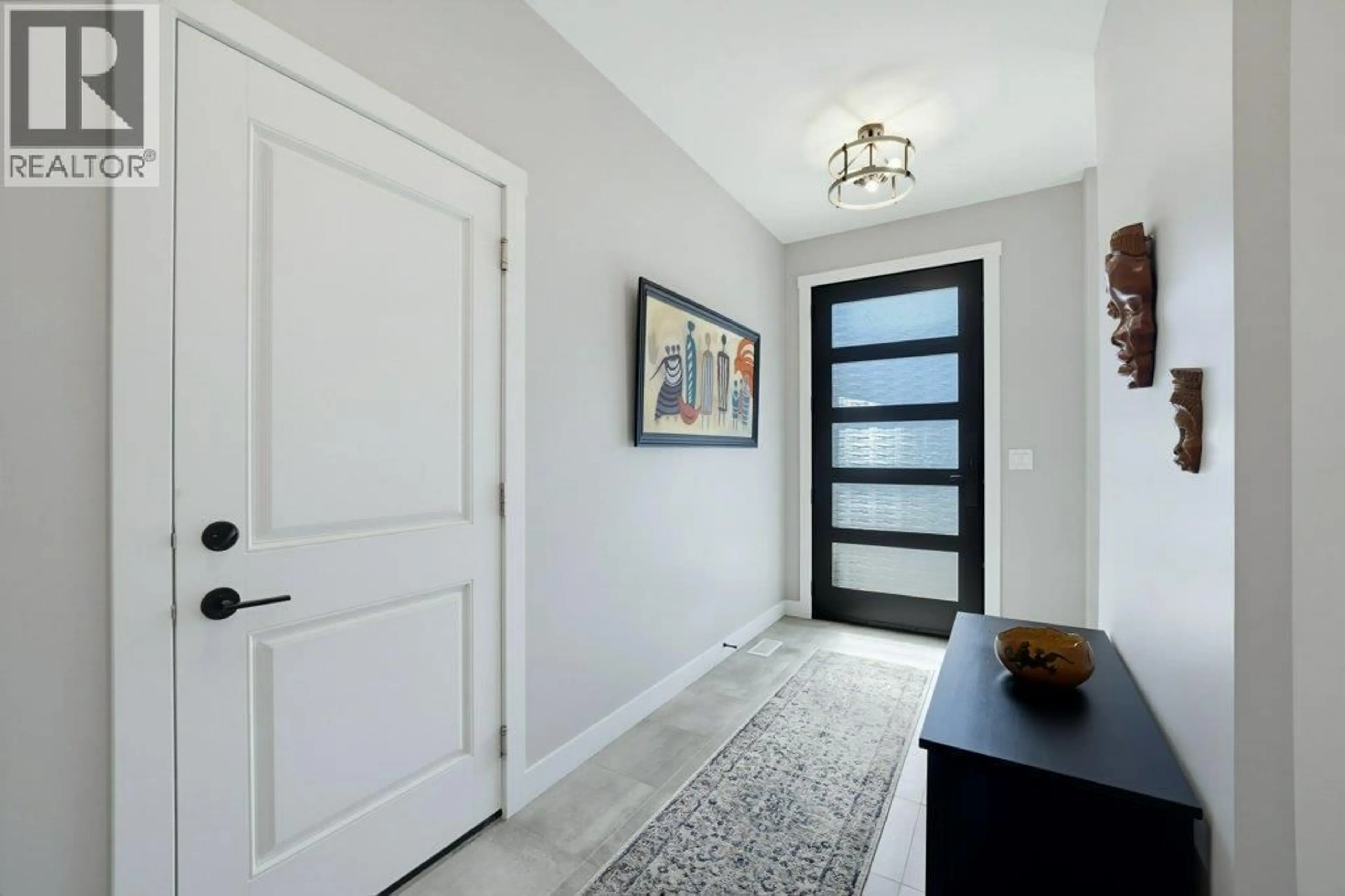 Indoor entryway for 1 - 1840 10 STREET SOUTHWEST, Salmon Arm British Columbia V1E0H2