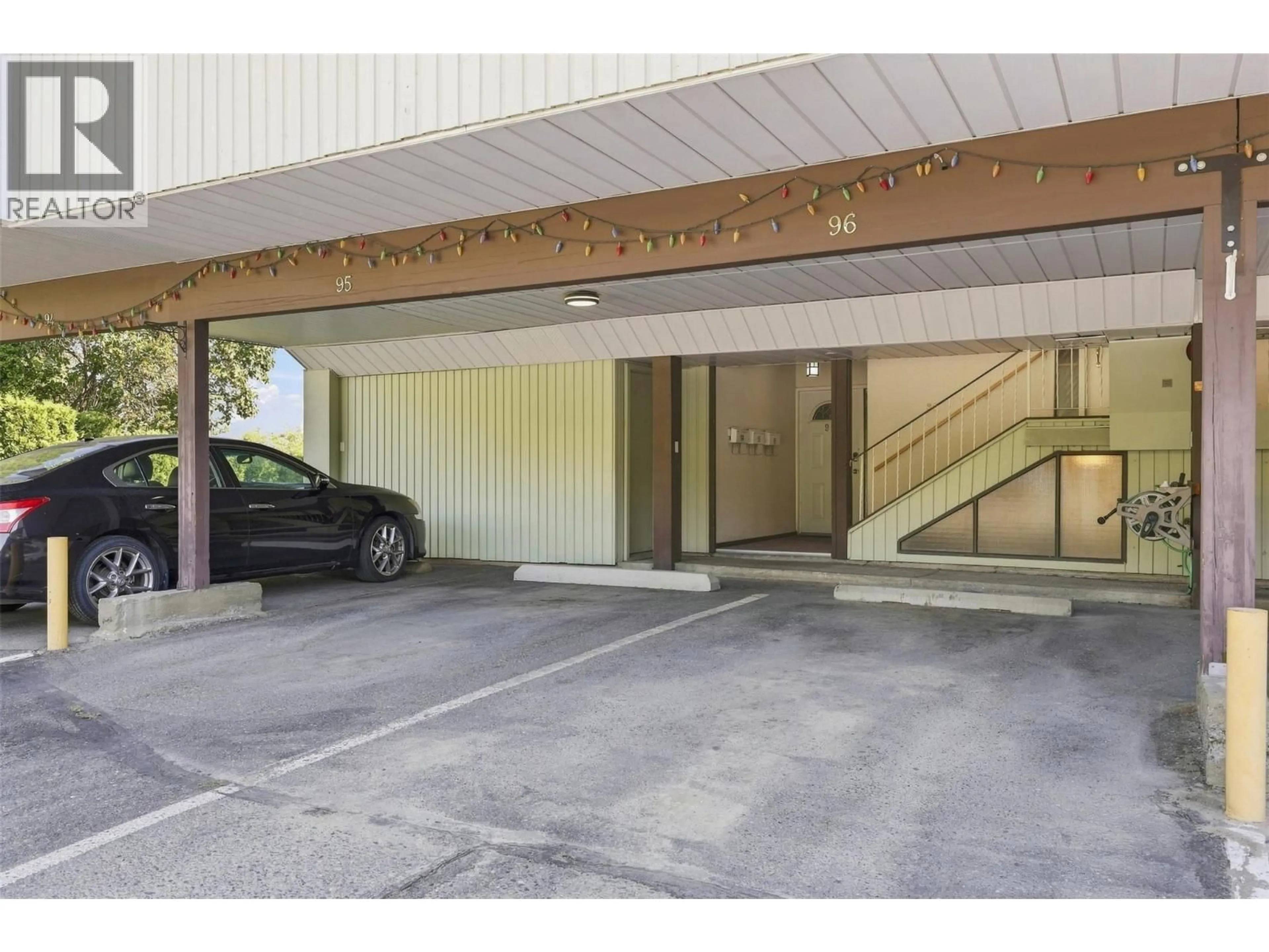 Indoor foyer for 96 - 137 MCGILL ROAD, Kamloops British Columbia V2C1L9