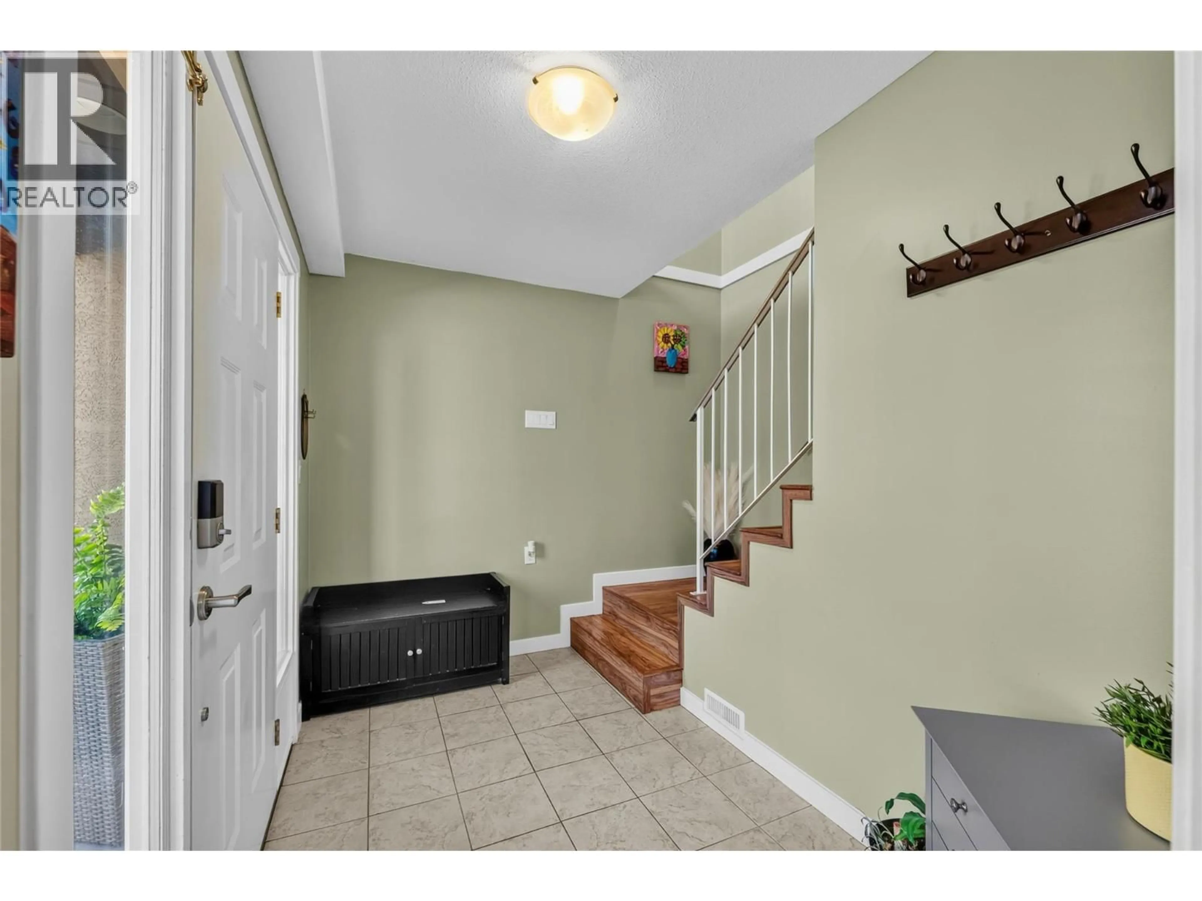 Indoor entryway for 2045 VALLEYVIEW DRIVE, Kamloops British Columbia V2C4C3