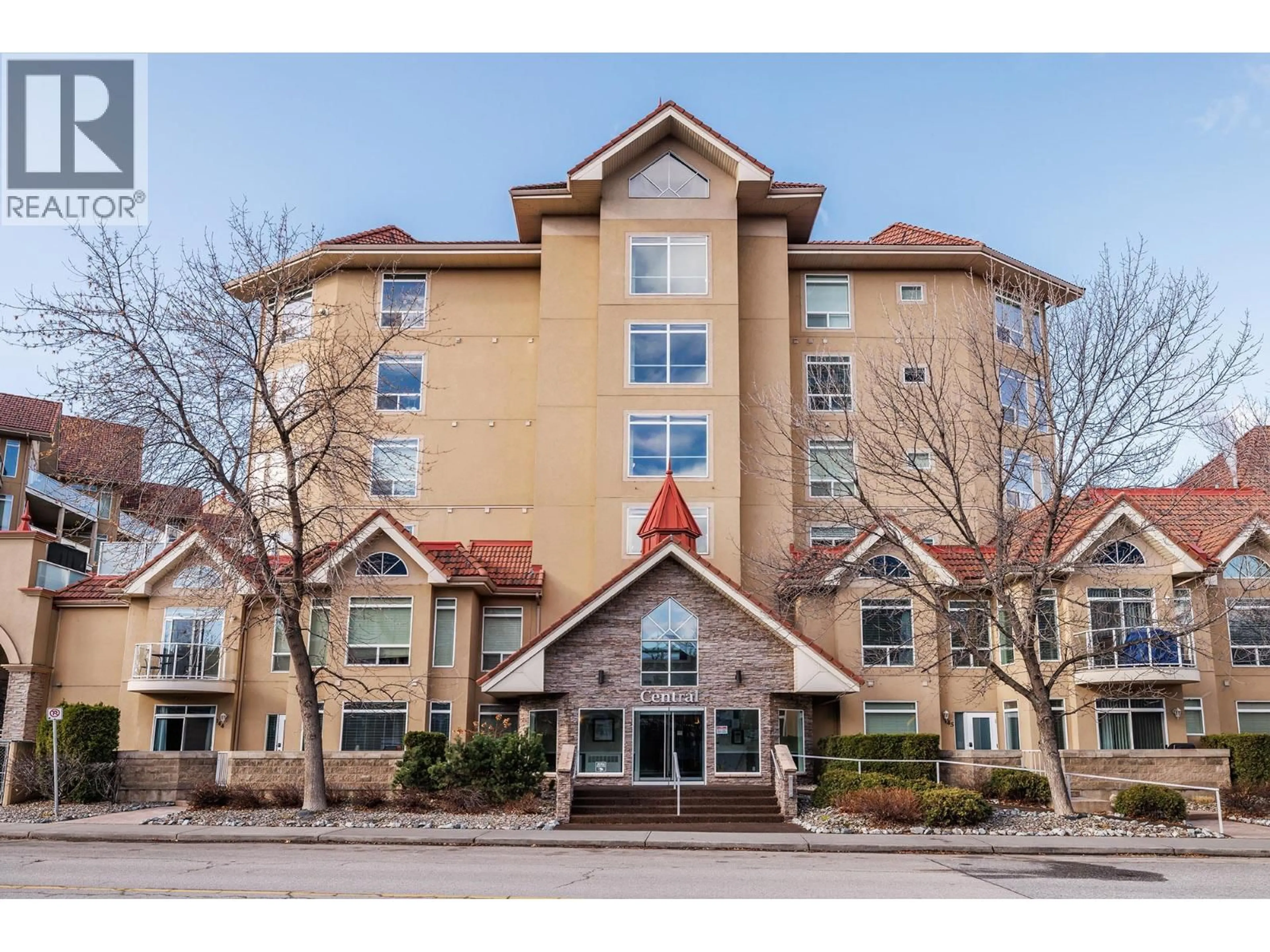 Indoor foyer for 247 - 1088 SUNSET DRIVE, Kelowna British Columbia V1Y9W1