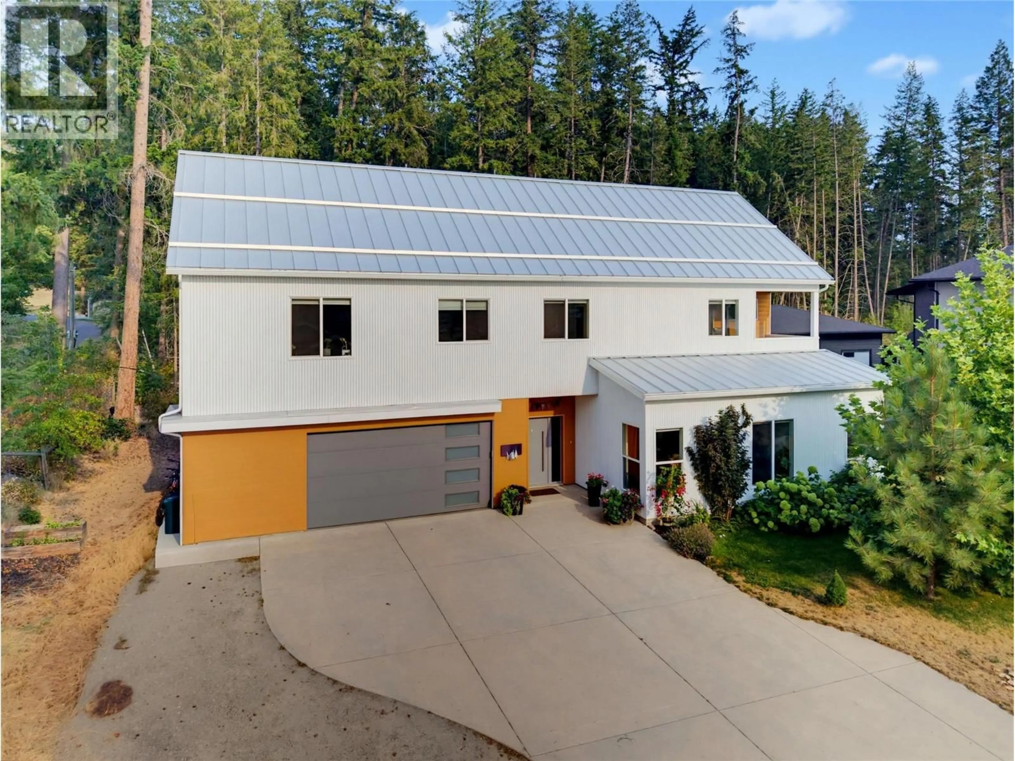 A pic from outside/outdoor area/front of a property/back of a property/a pic from drone, street for 11 - 3820 20 STREET NORTHEAST, Salmon Arm British Columbia V1E0G7