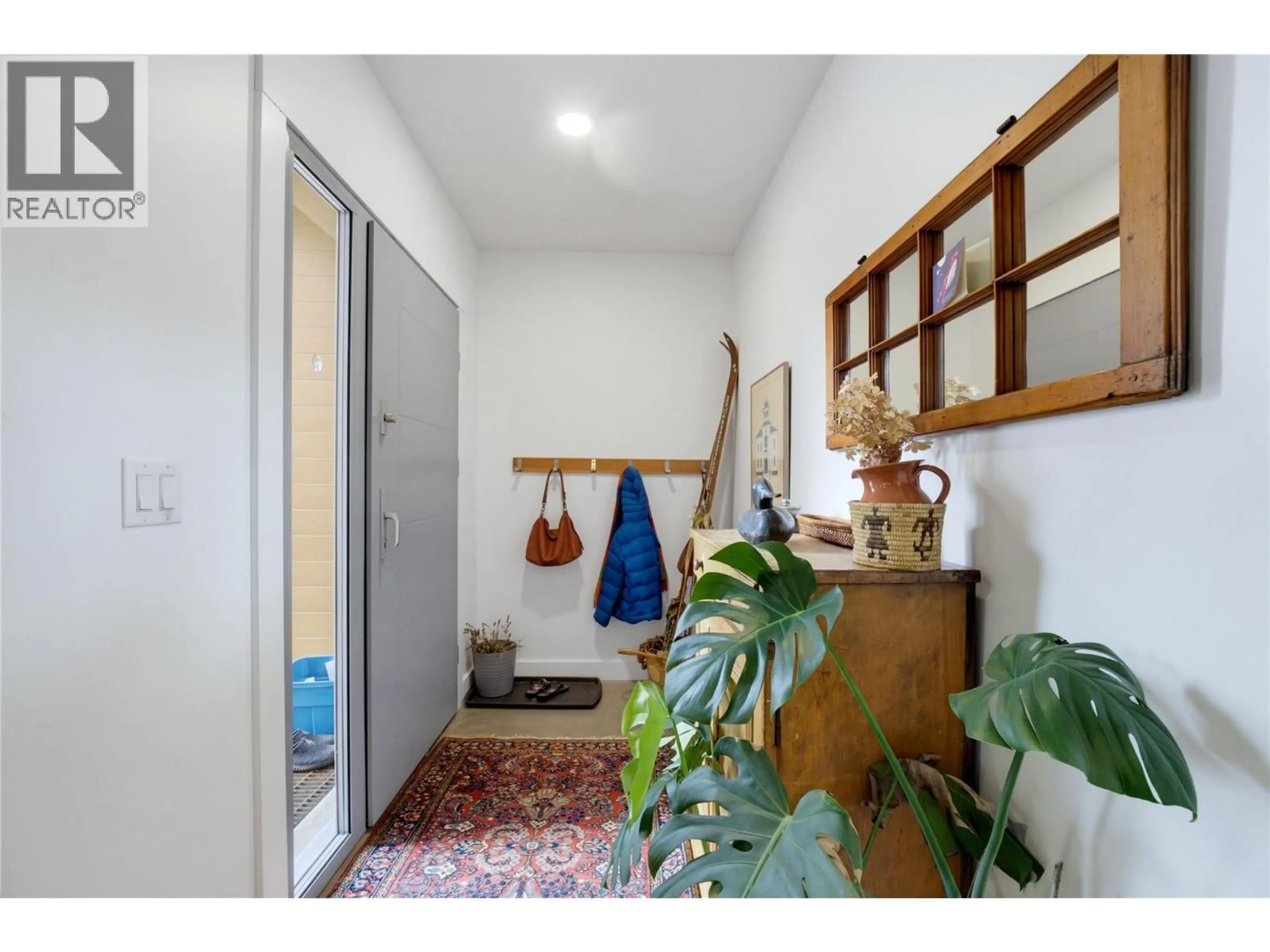 Indoor entryway for 11 - 3820 20 STREET NORTHEAST, Salmon Arm British Columbia V1E0G7