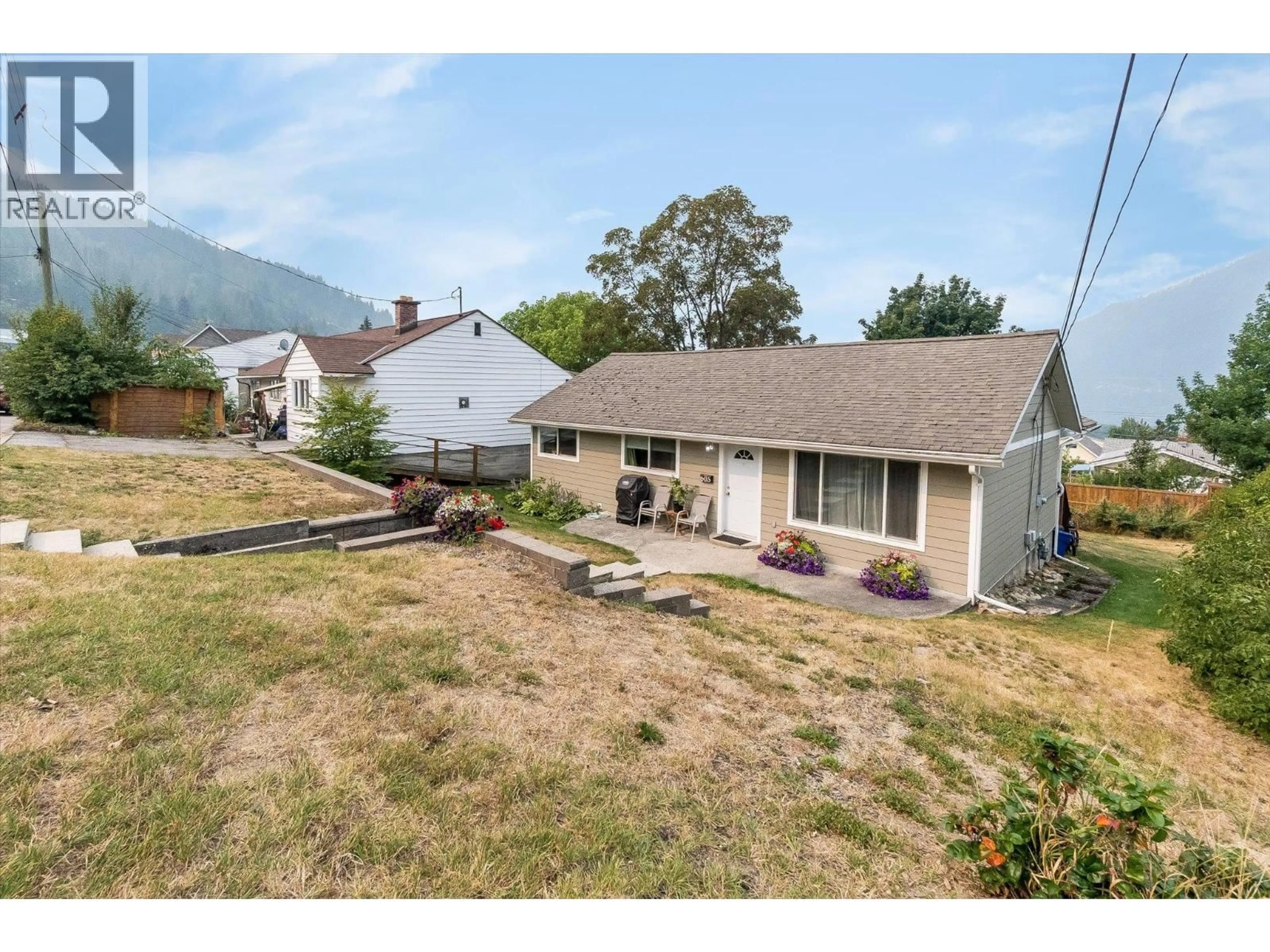A pic from outside/outdoor area/front of a property/back of a property/a pic from drone, mountain view for 605 SEVENTH STREET, Nelson British Columbia V1L2Z8