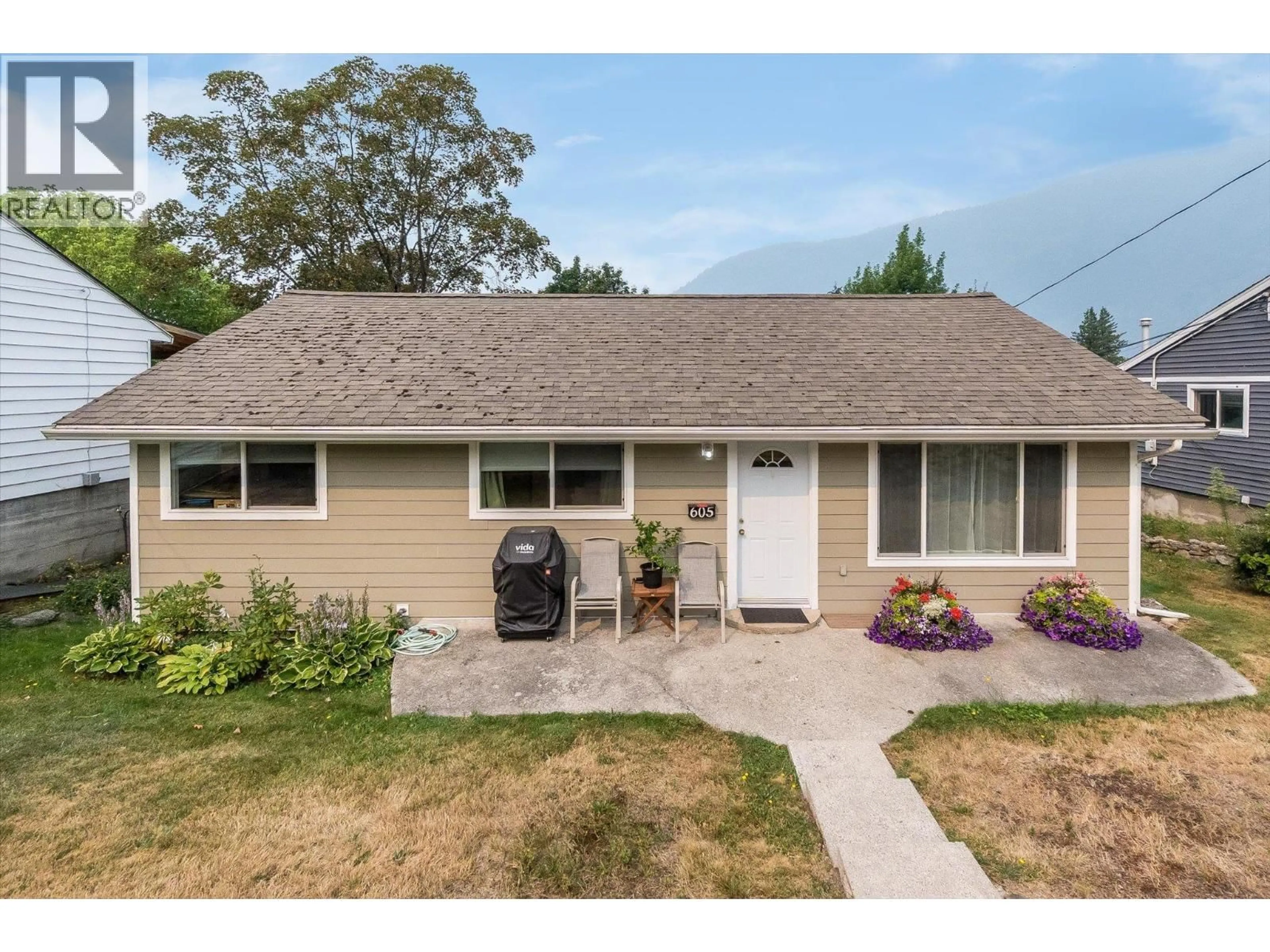Home with vinyl exterior material, street for 605 SEVENTH STREET, Nelson British Columbia V1L2Z8