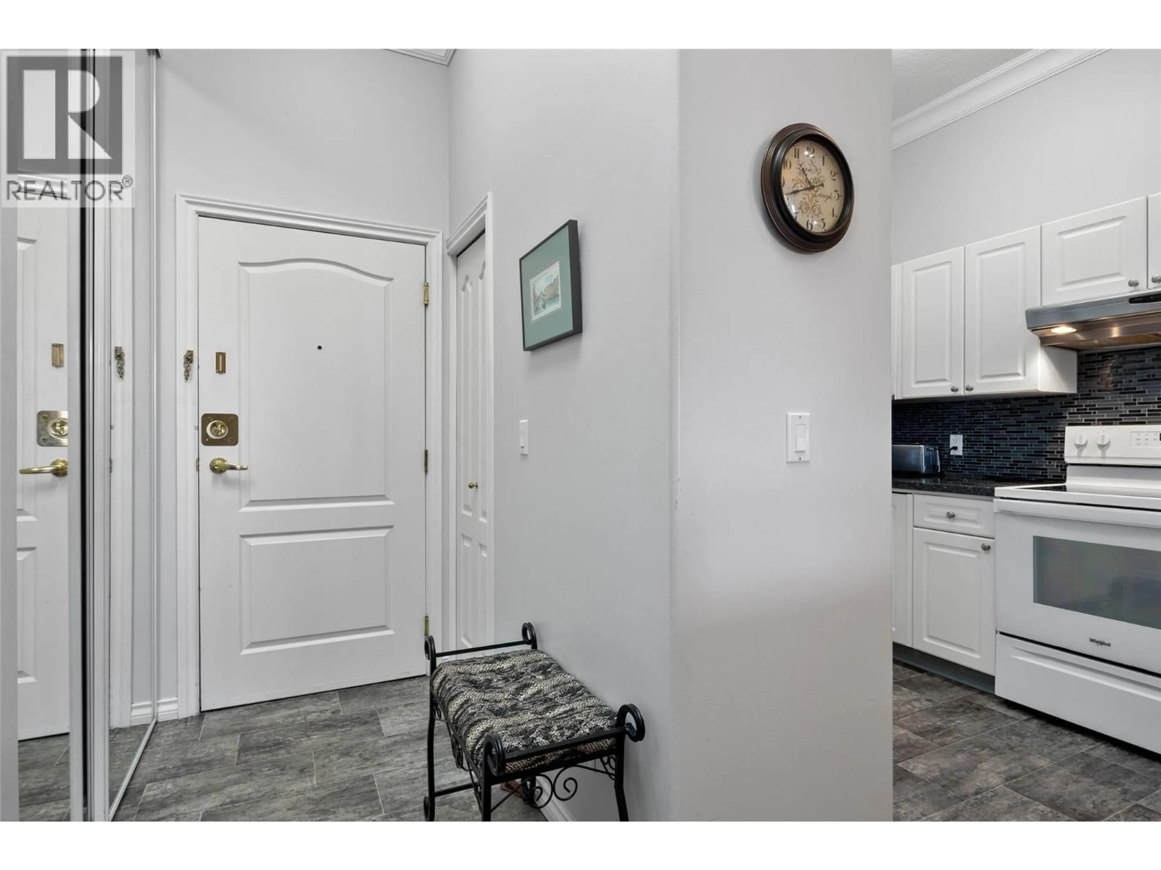Indoor entryway for 508 - 712 SAHALI TERRACE, Kamloops British Columbia V2C6T2