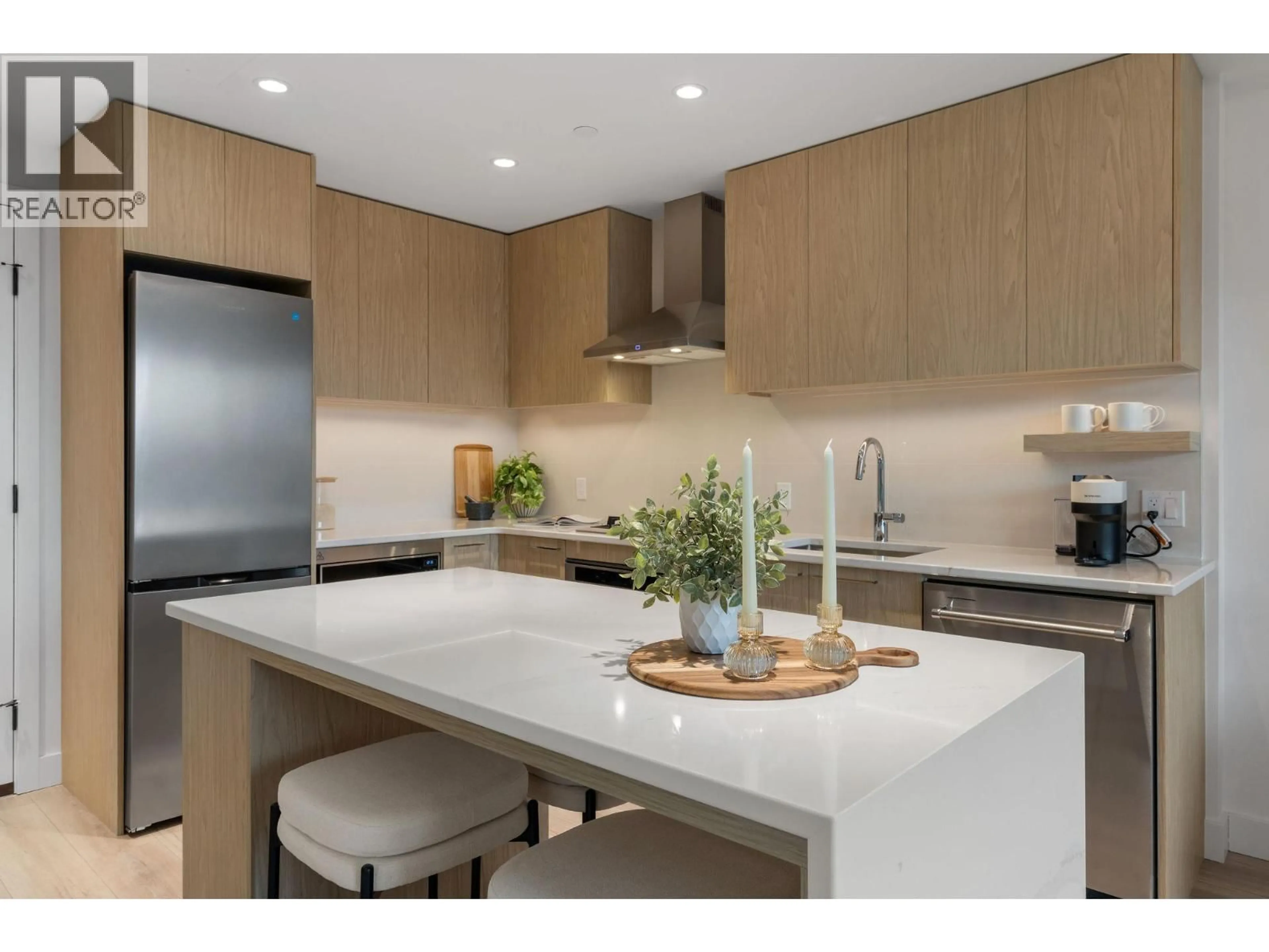 Contemporary kitchen, ceramic/tile floor for 206 - 3051 ABBOTT STREET, Kelowna British Columbia V1Y0P1