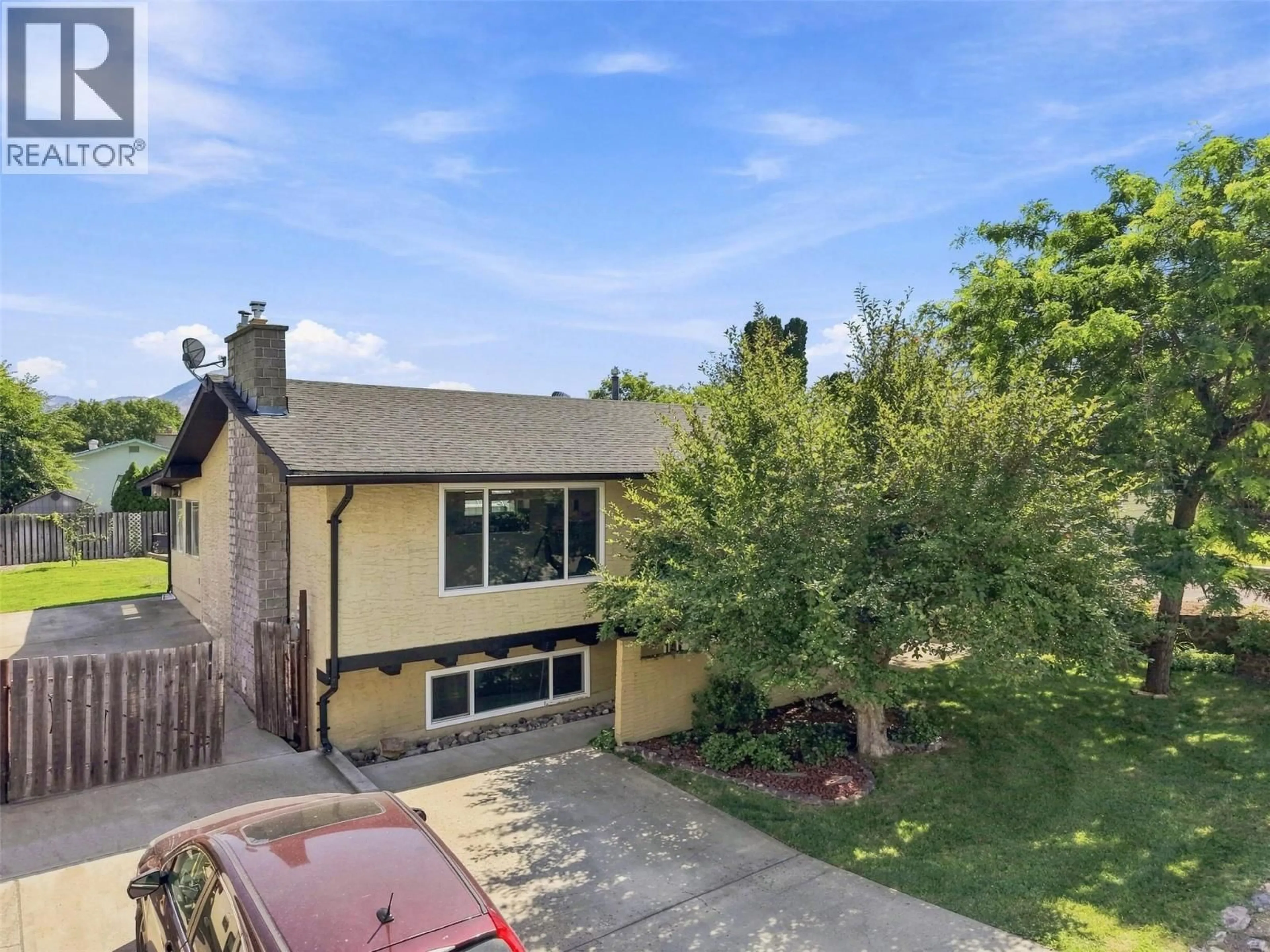 A pic from outside/outdoor area/front of a property/back of a property/a pic from drone, street for 1594 GRIFFIN TERRACE, Kamloops British Columbia V2B7R6