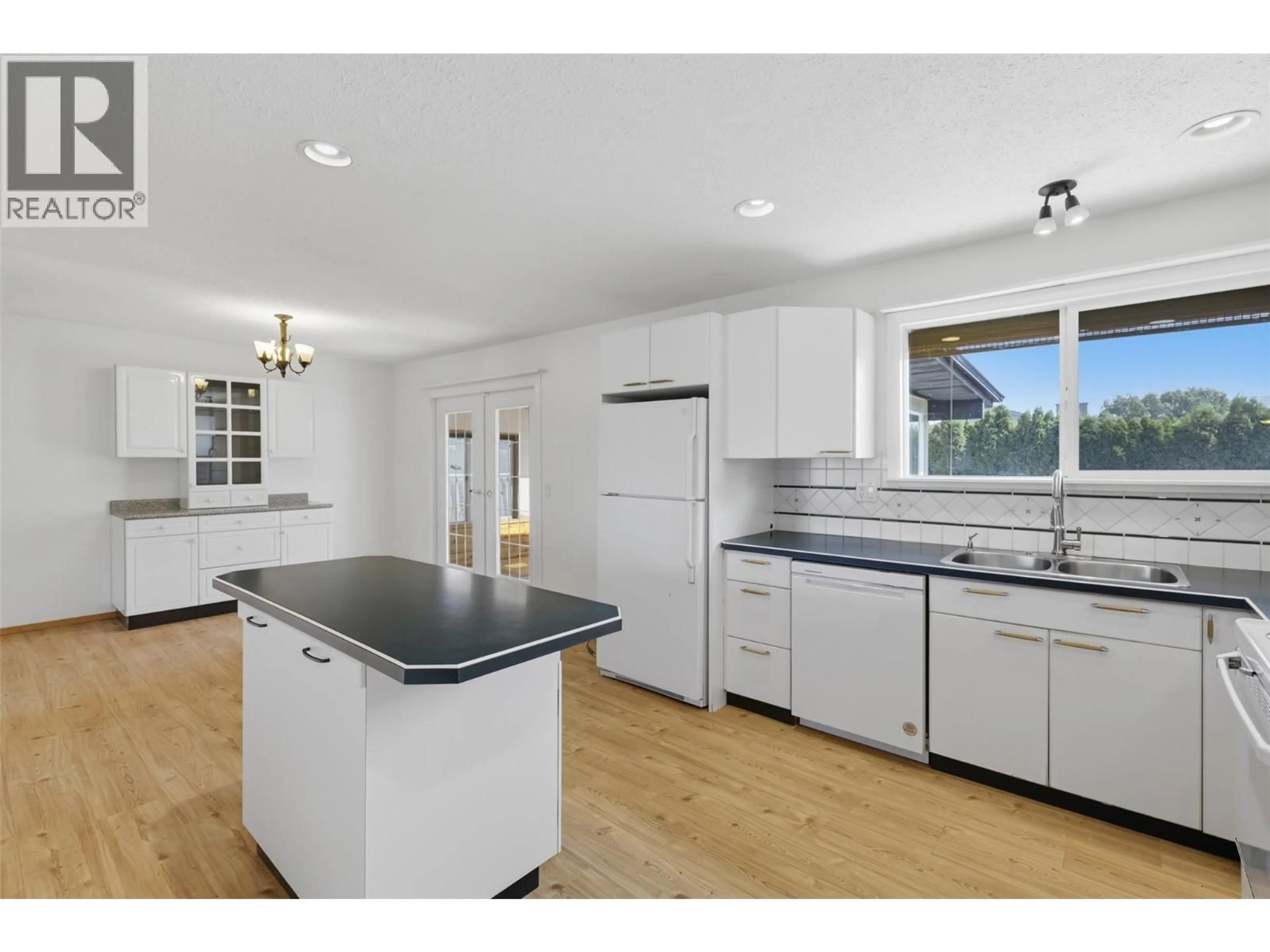 Open concept kitchen, unknown for 1594 GRIFFIN TERRACE, Kamloops British Columbia V2B7R6