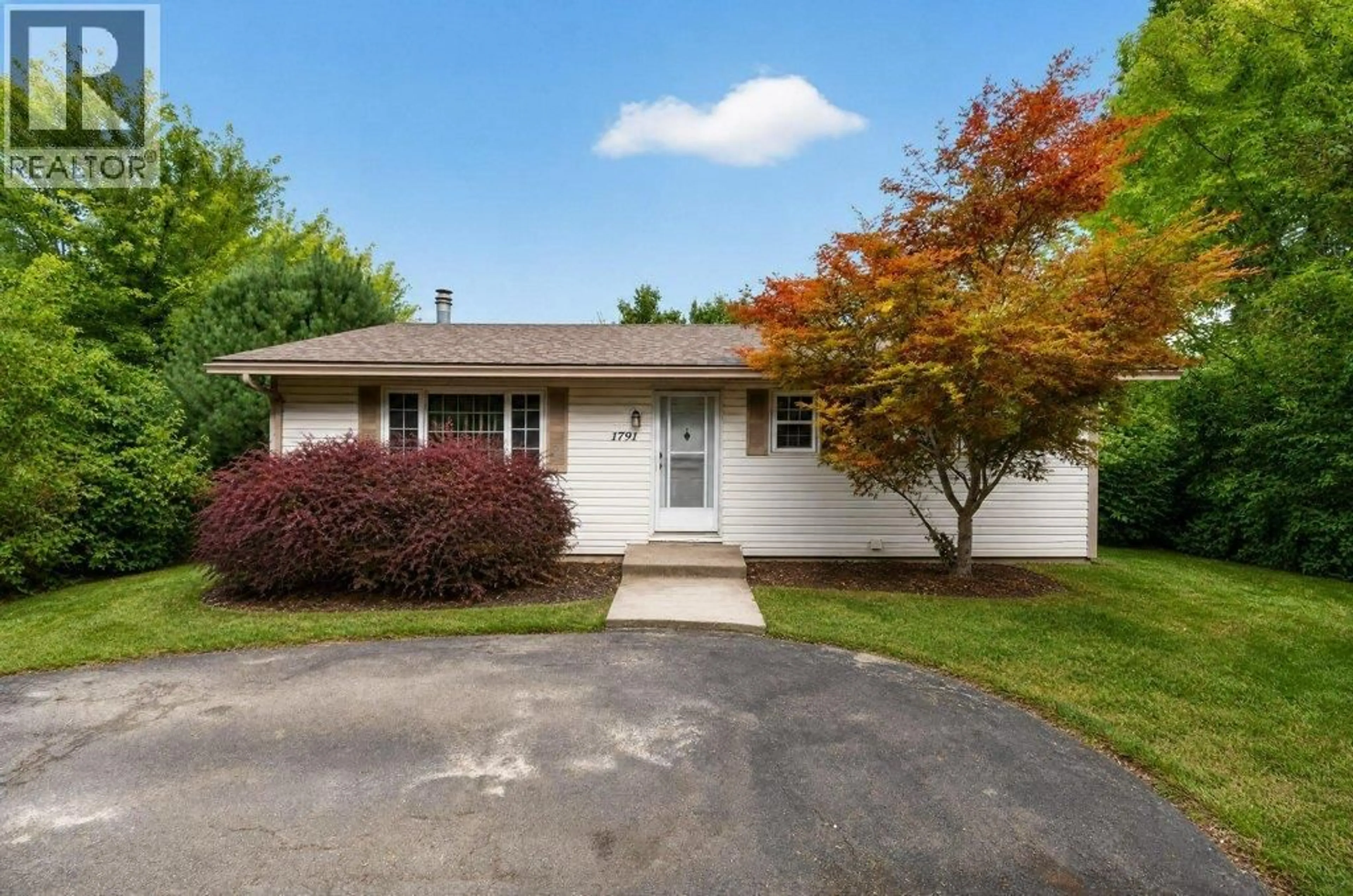 Home with vinyl exterior material, street for 1791 15 AVENUE NORTHEAST, Salmon Arm British Columbia V1E2T7