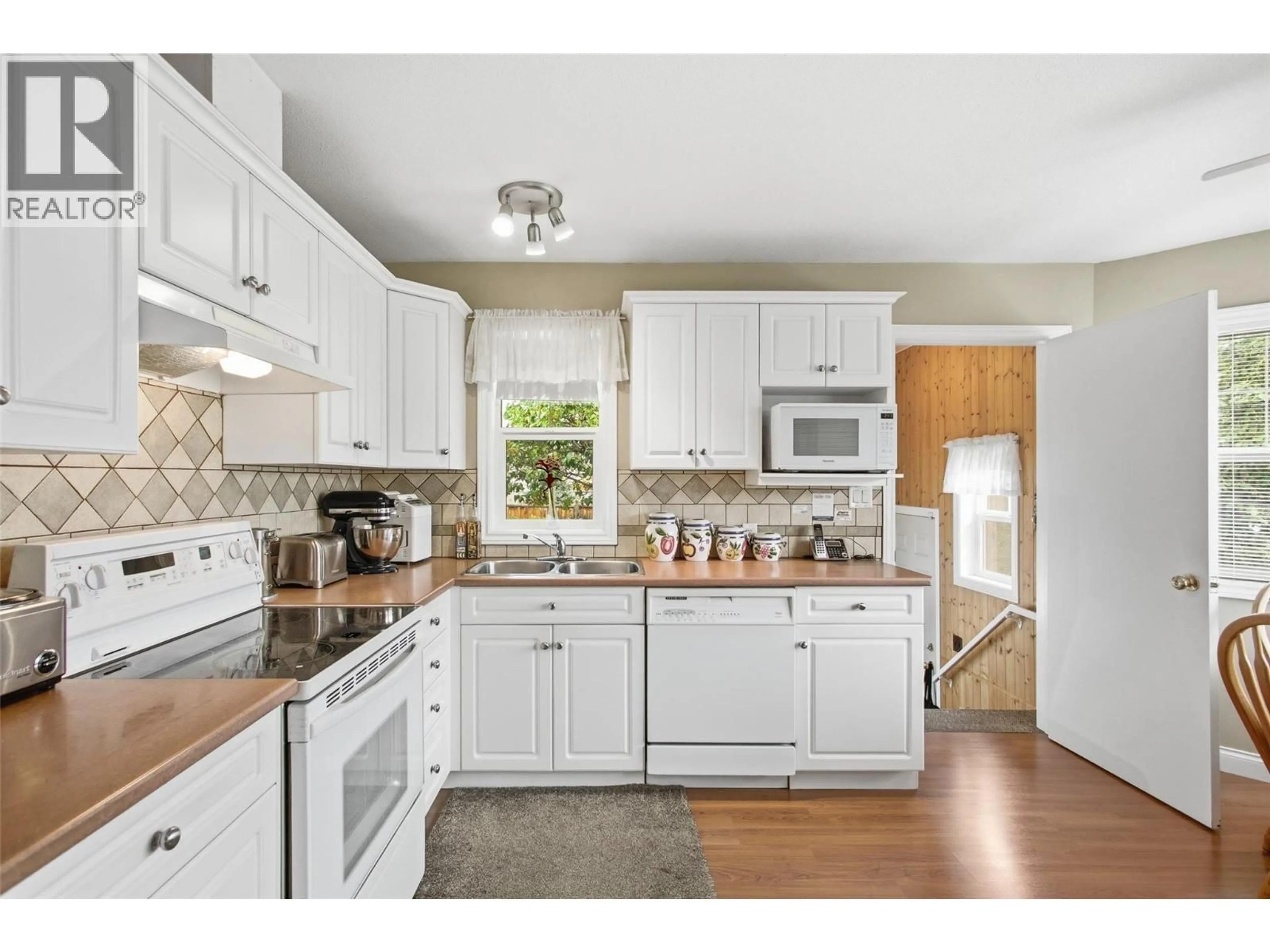 Standard kitchen, ceramic/tile floor for 1339 RICHTER STREET, Kelowna British Columbia V1Y2L5