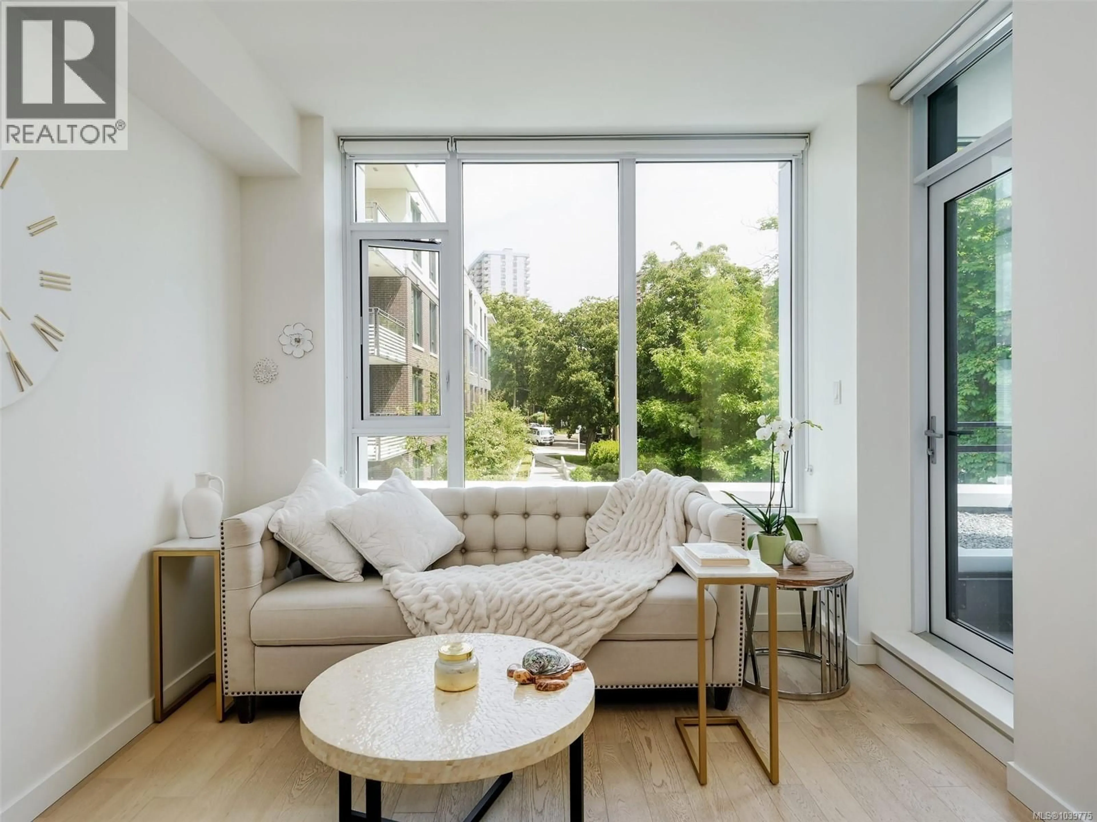 Living room with furniture, unknown for 206 - 530 MICHIGAN STREET NORTH, Victoria British Columbia V8V0G2
