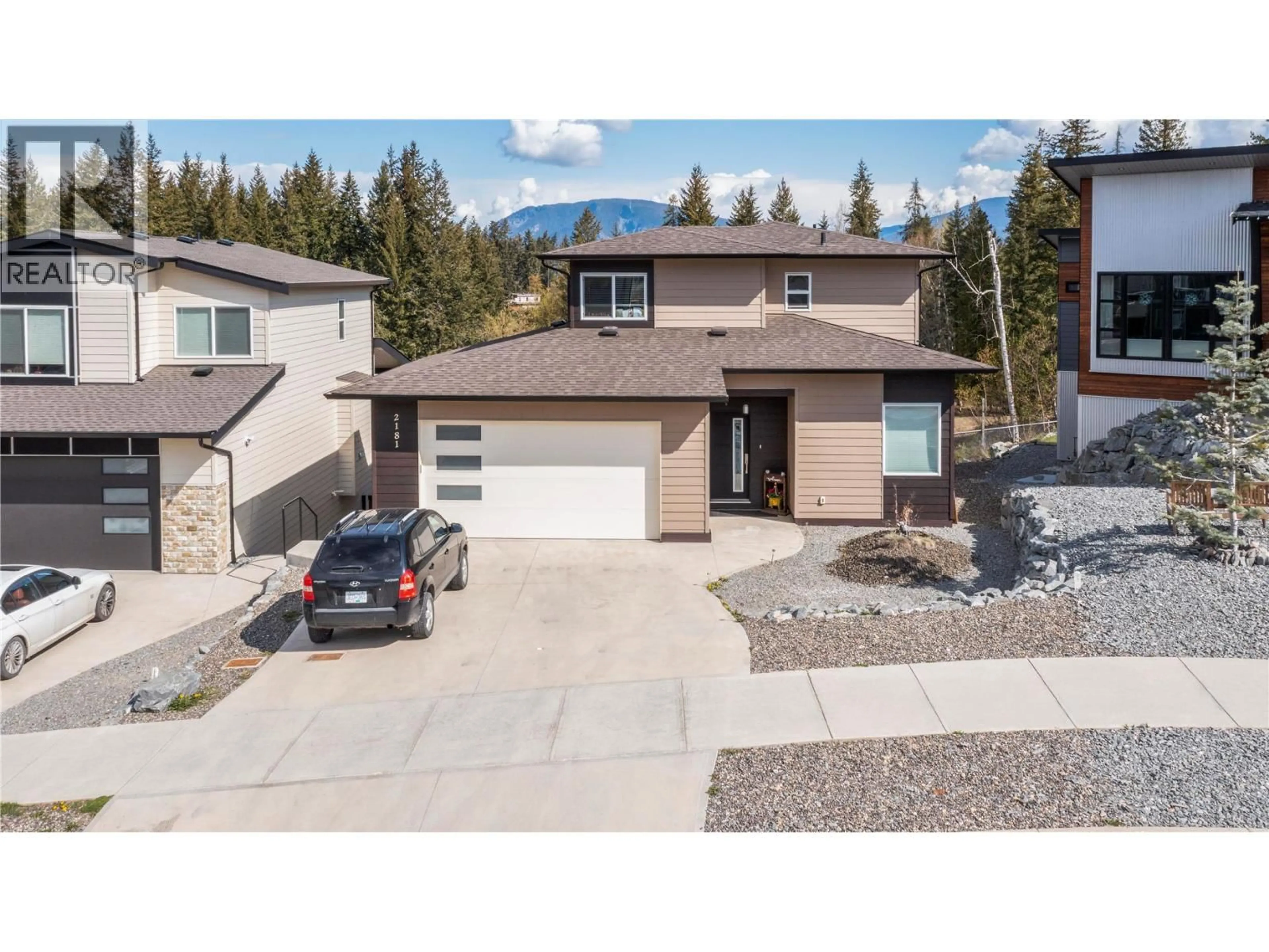 A pic from outside/outdoor area/front of a property/back of a property/a pic from drone, street for 2181 14 AVENUE SOUTHEAST, Salmon Arm British Columbia V1E2N2