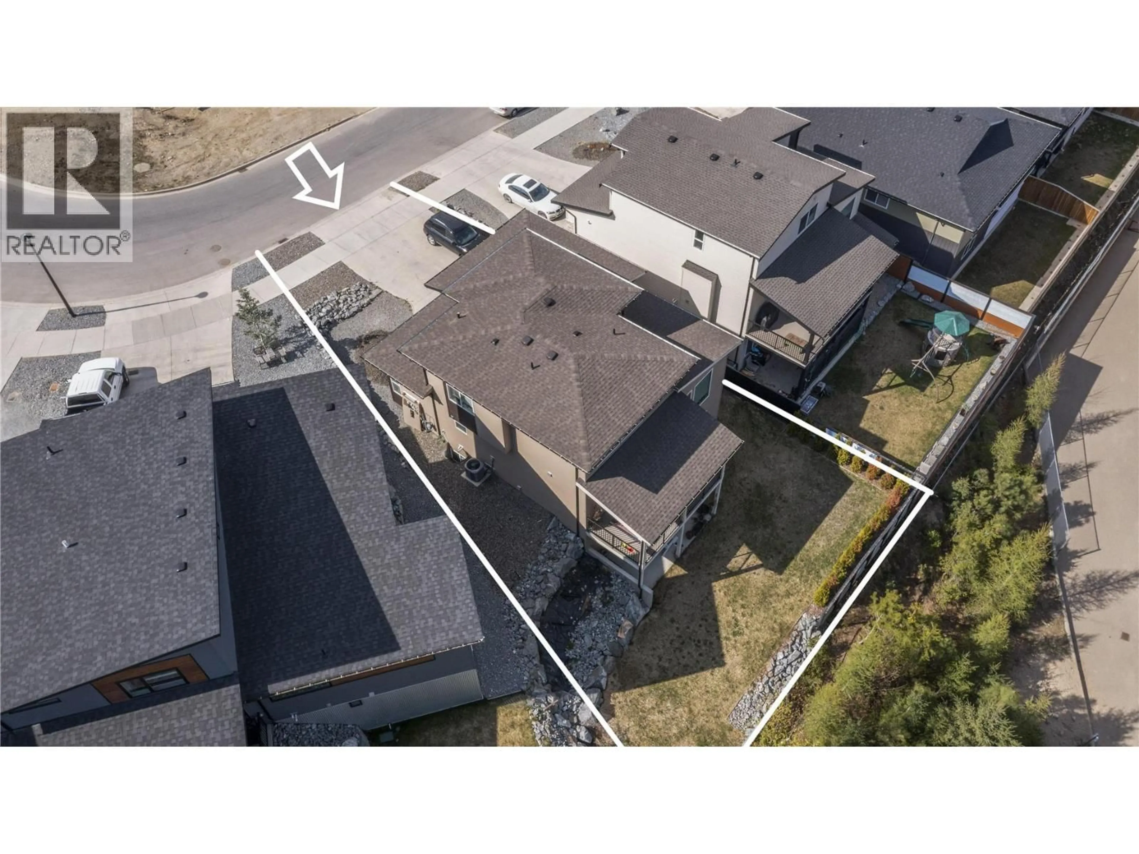 A pic from outside/outdoor area/front of a property/back of a property/a pic from drone, building for 2181 14 AVENUE SOUTHEAST, Salmon Arm British Columbia V1E2N2