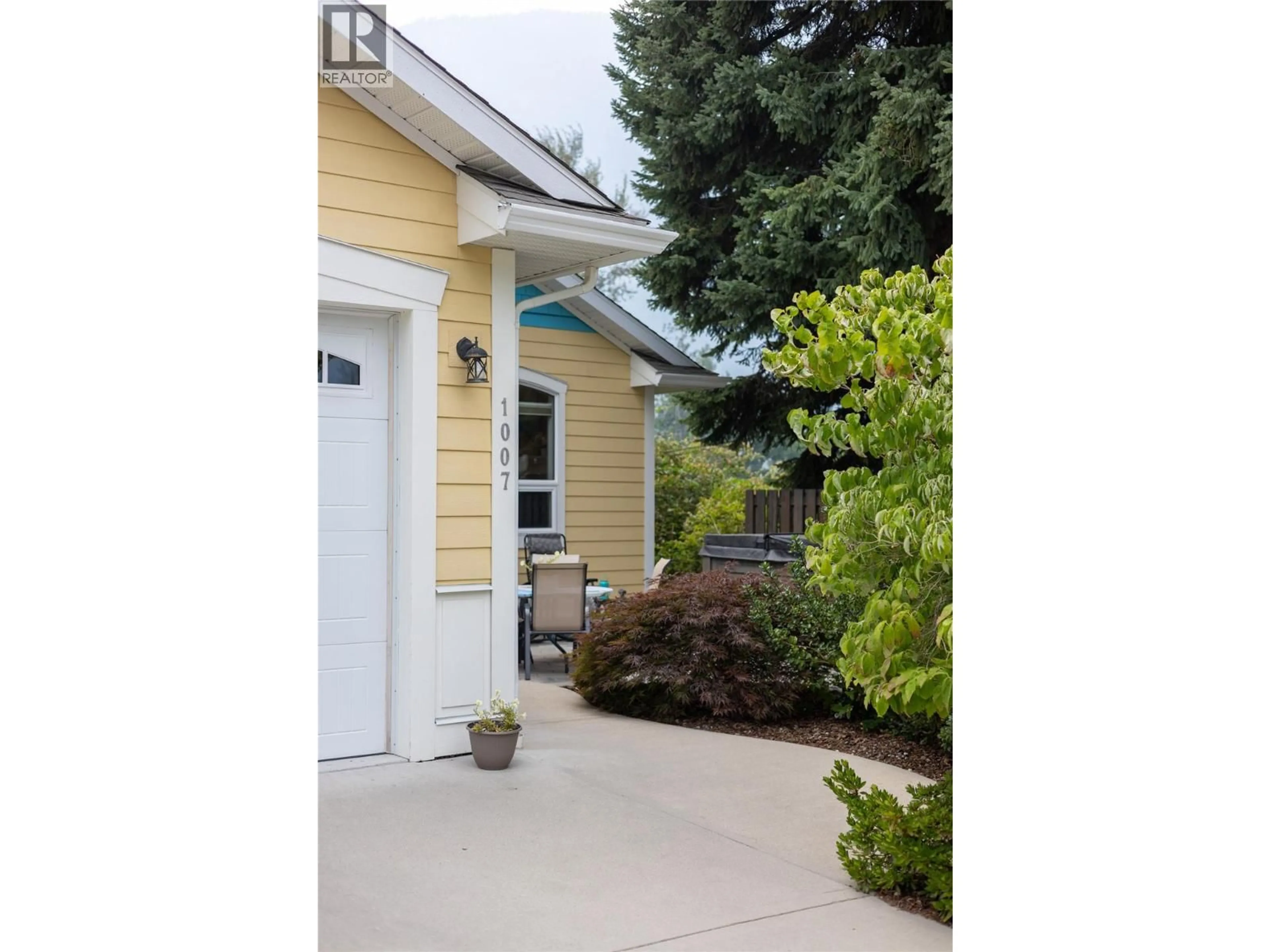Home with vinyl exterior material, street for 1007 FOURTH STREET, Nelson British Columbia V1L2T5