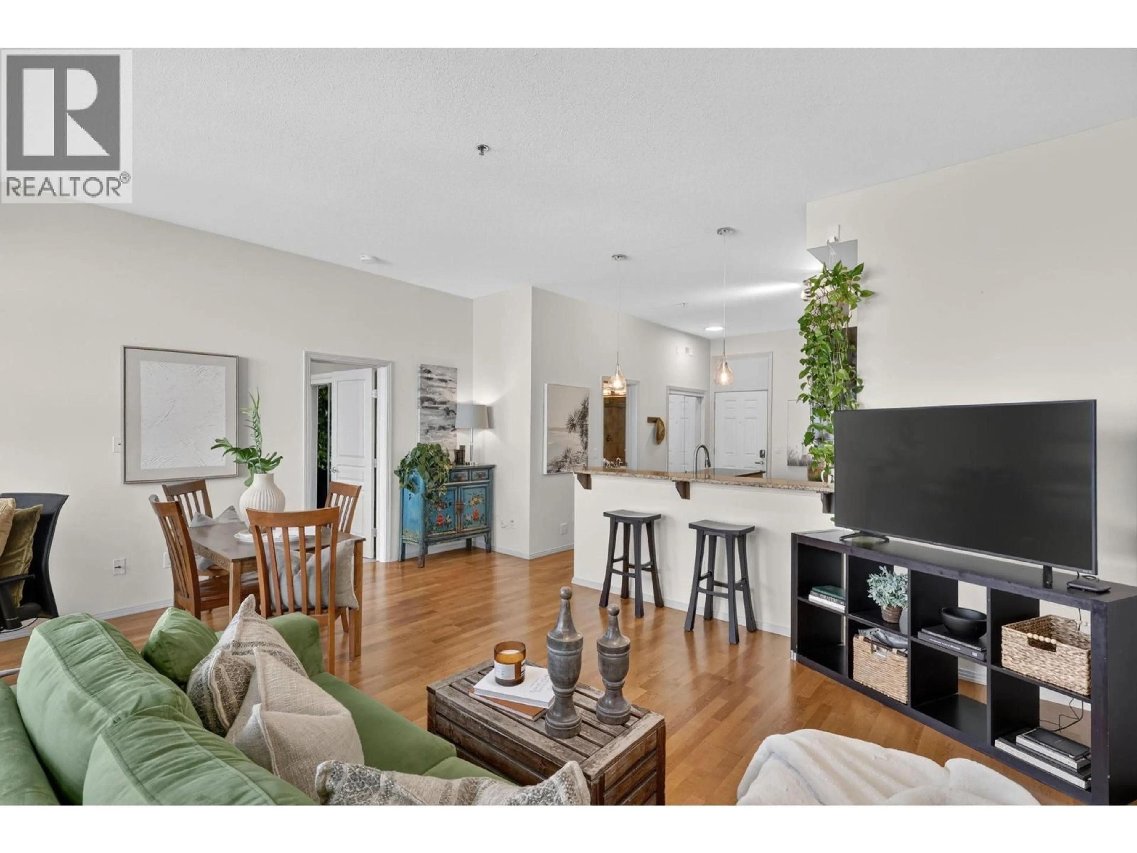 Living room with furniture, unknown for 317 - 1331 ELLIS STREET, Kelowna British Columbia V1Y1Z9
