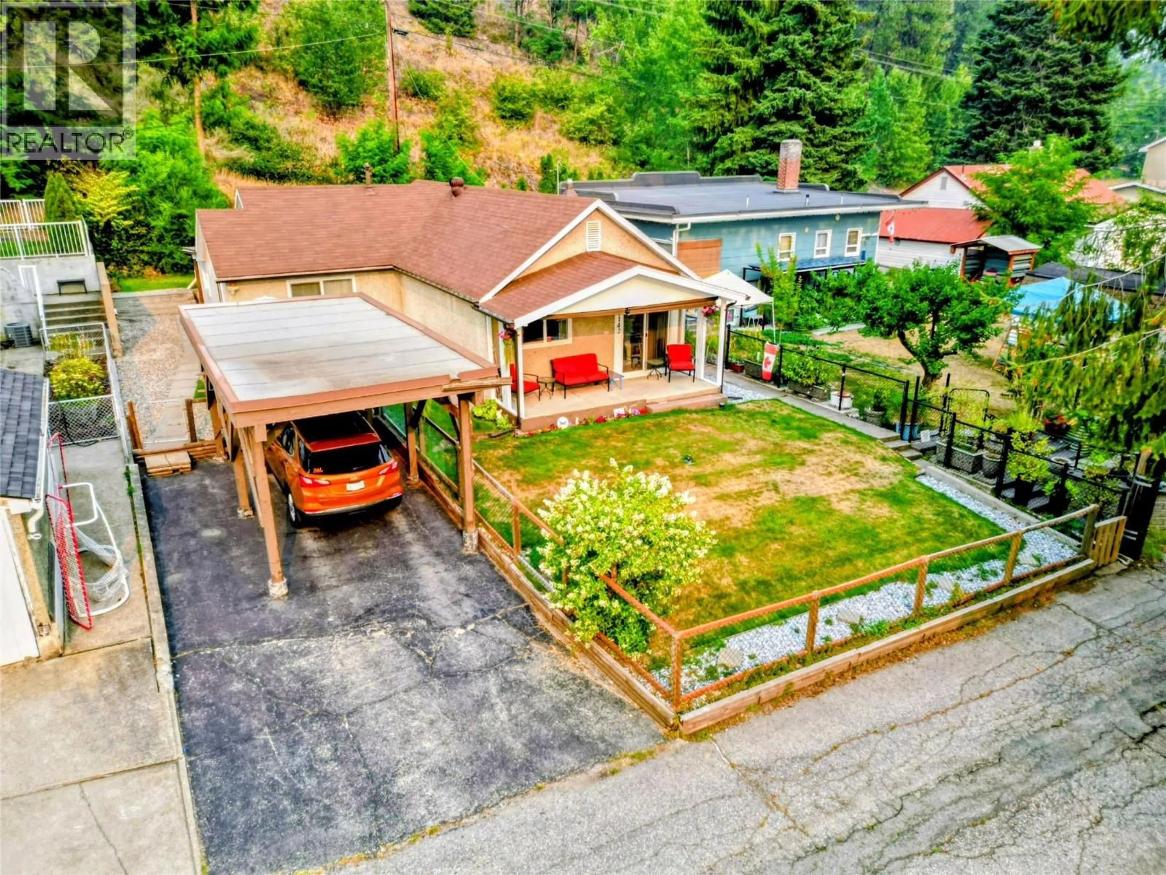 A pic from outside/outdoor area/front of a property/back of a property/a pic from drone, unknown for 1142 THIRD AVENUE, Trail British Columbia V1R1N9