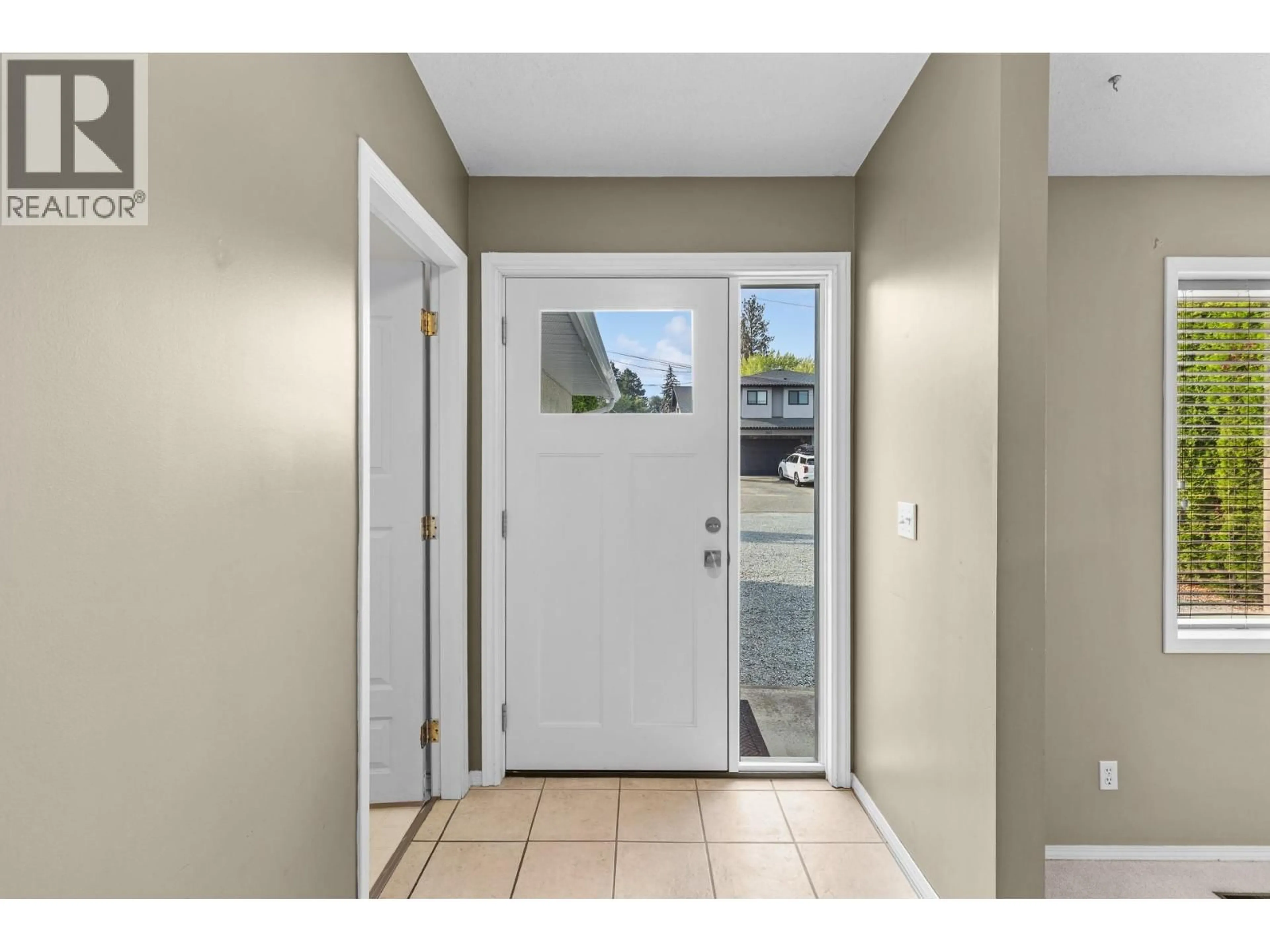 Indoor entryway for 602 WILLMS ROAD, Kelowna British Columbia V1W1B6