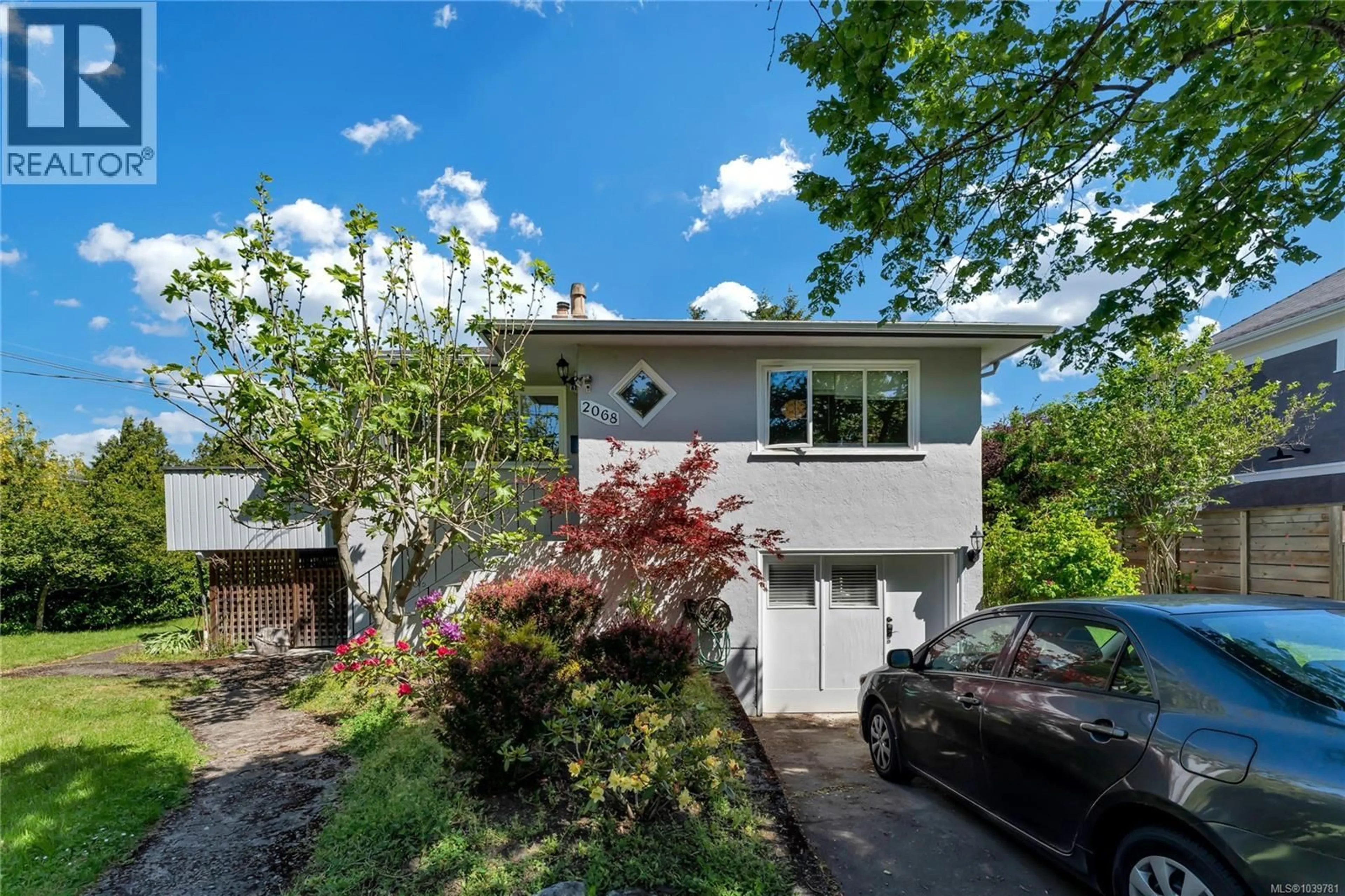 A pic from outside/outdoor area/front of a property/back of a property/a pic from drone, street for 2068 MILTON STREET, Oak Bay British Columbia V8R5A4