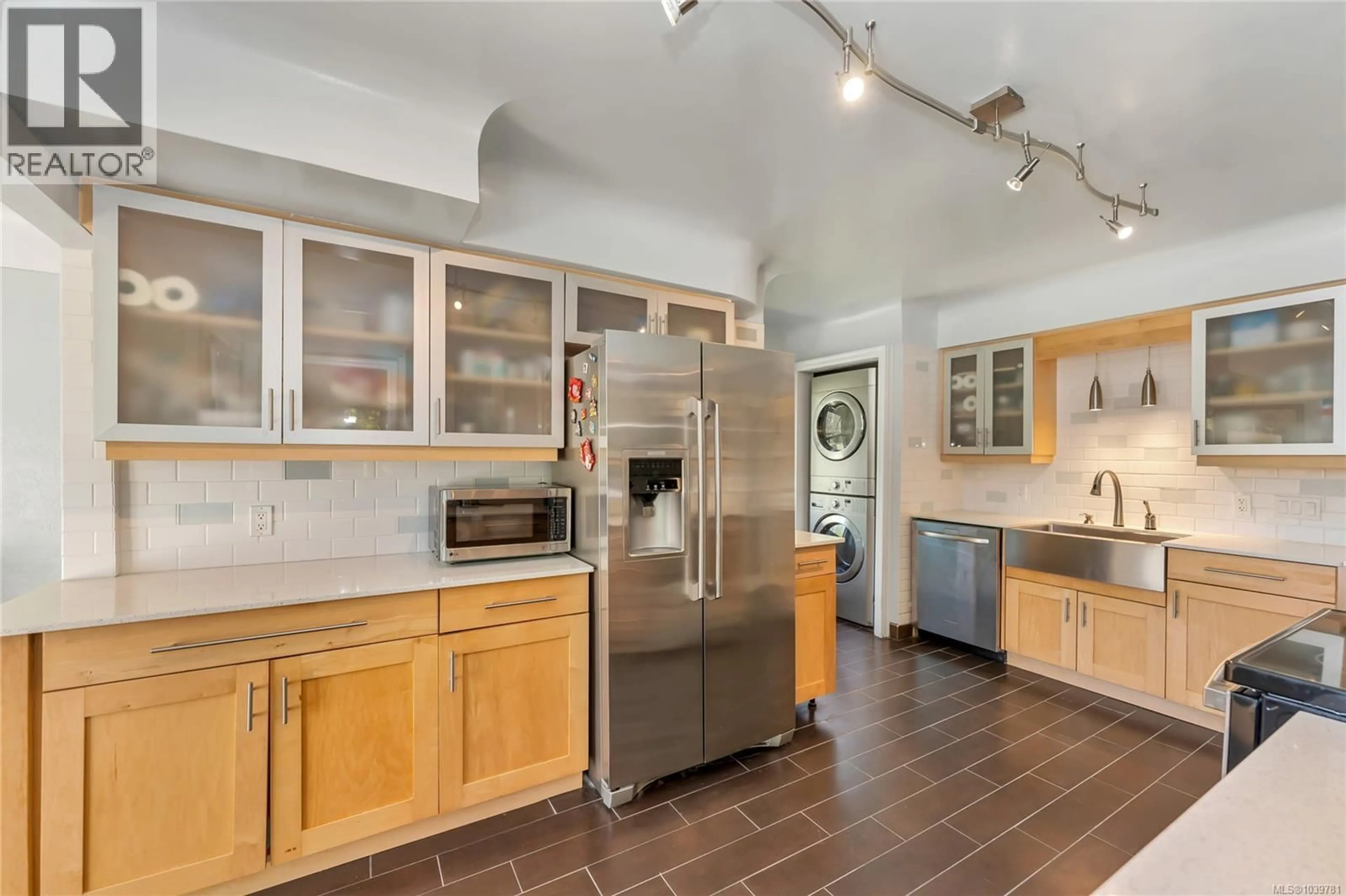Open concept kitchen, ceramic/tile floor for 2068 MILTON STREET, Oak Bay British Columbia V8R5A4