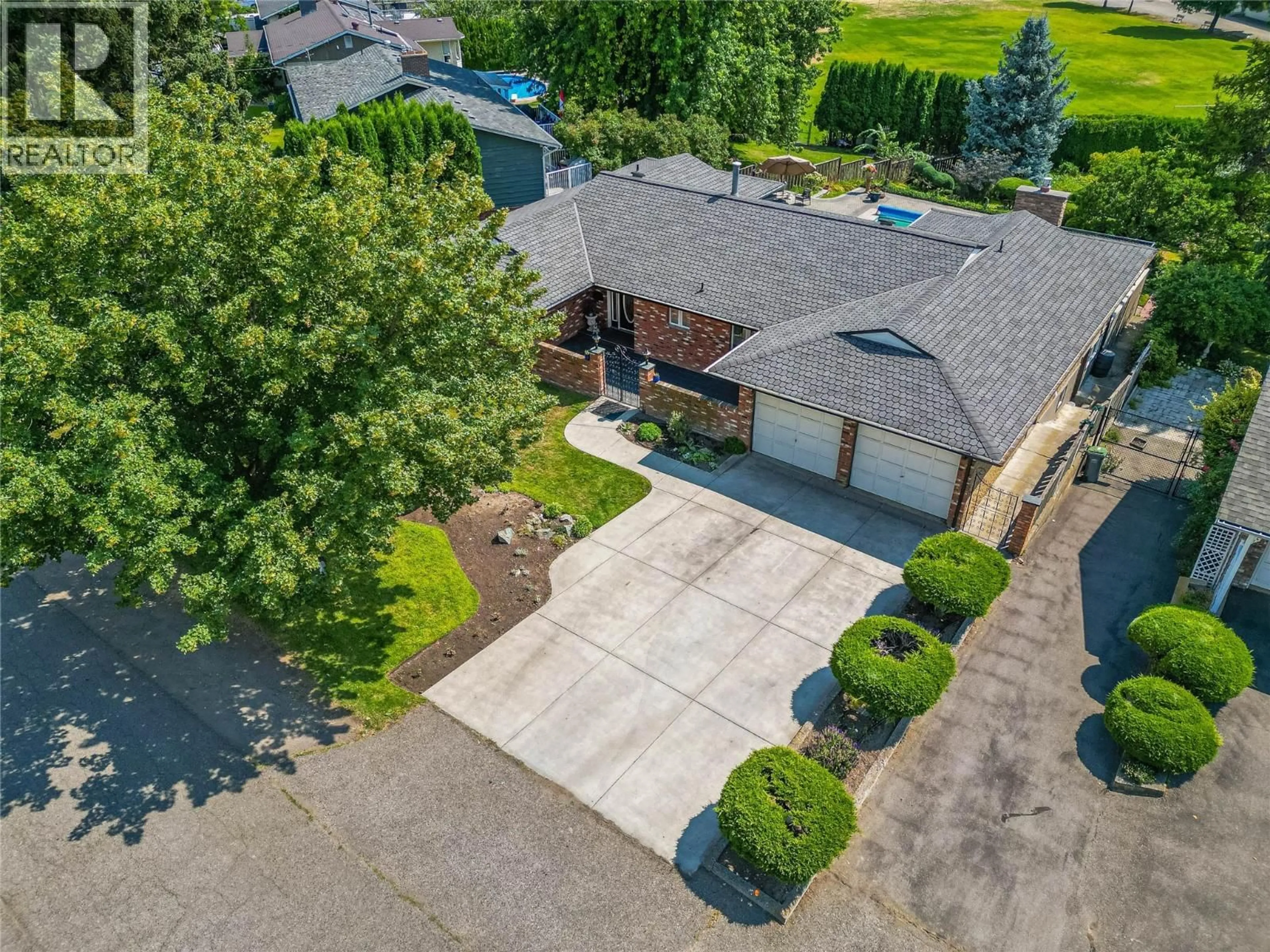 A pic from outside/outdoor area/front of a property/back of a property/a pic from drone, street for 857 ORCREST DRIVE, Kamloops British Columbia V2B6T3