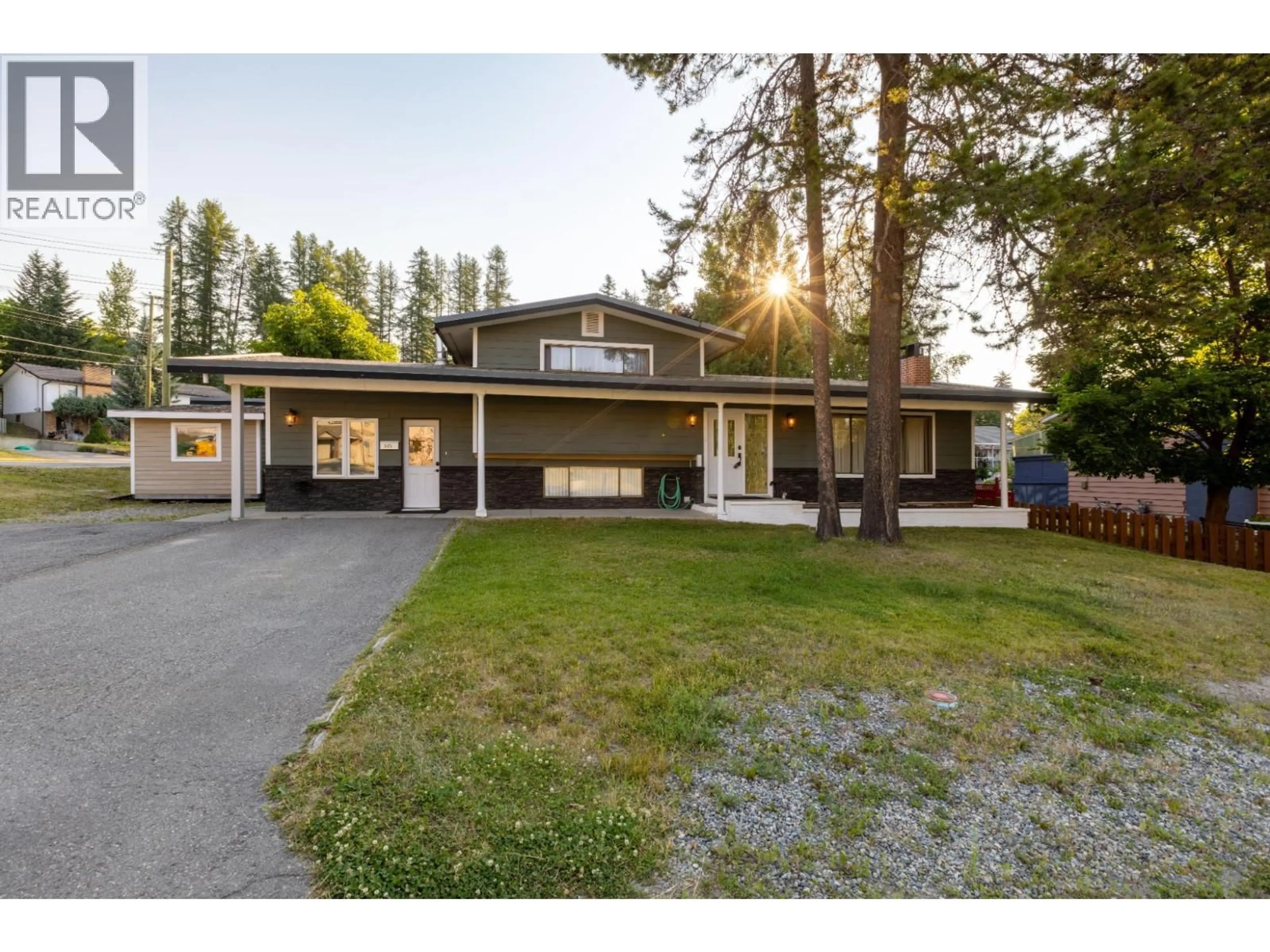 A pic from outside/outdoor area/front of a property/back of a property/a pic from drone, street for 325 4TH AVENUE, Kimberley British Columbia V1A2Z2