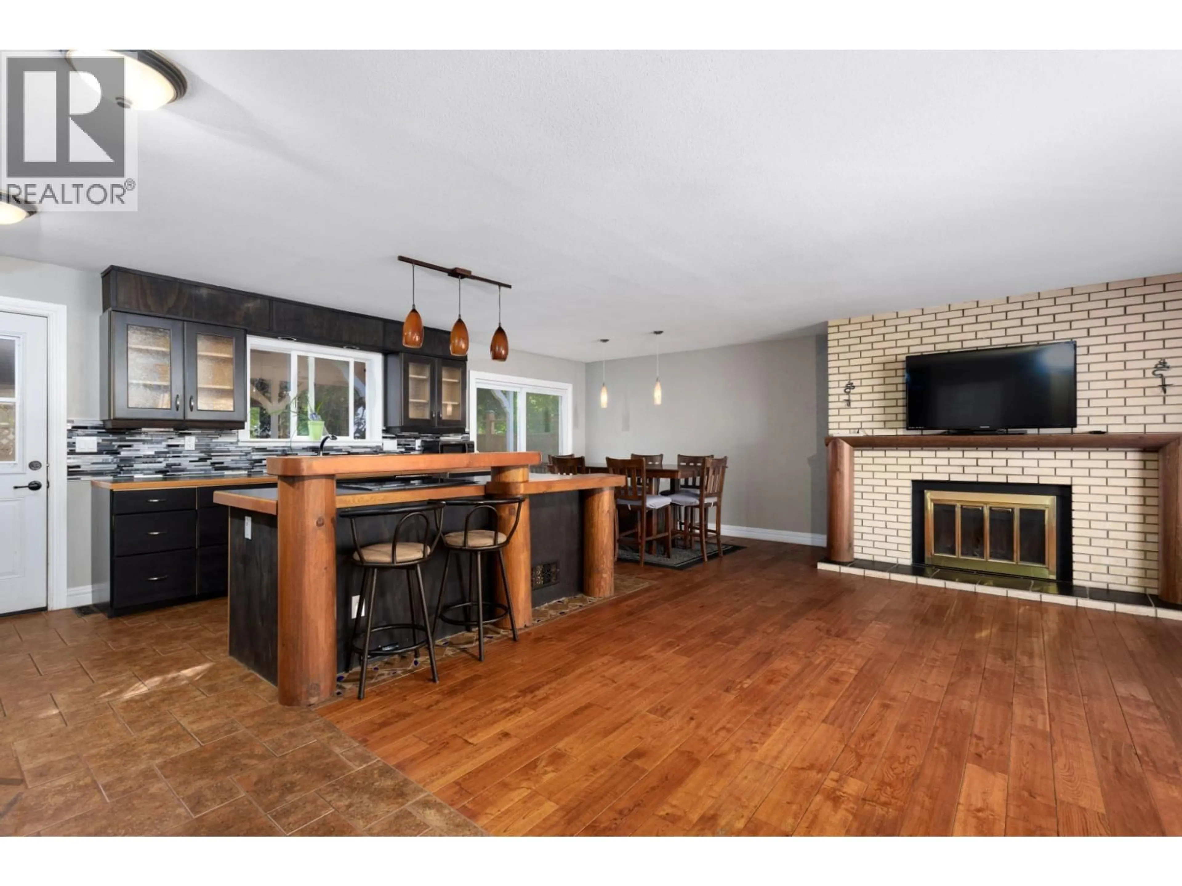 Open concept kitchen, wood/laminate floor for 325 4TH AVENUE, Kimberley British Columbia V1A2Z2
