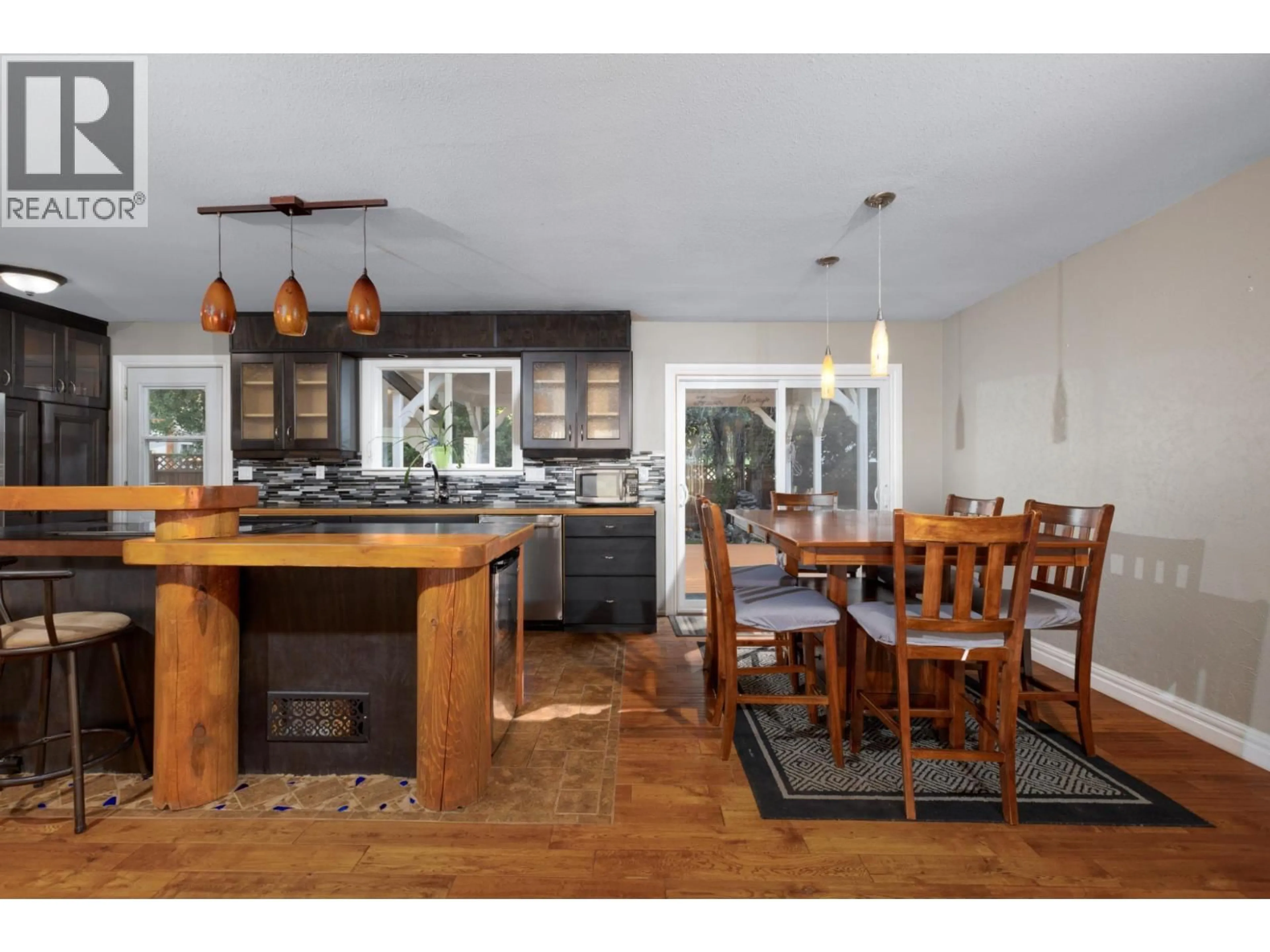 Open concept kitchen, wood/laminate floor for 325 4TH AVENUE, Kimberley British Columbia V1A2Z2