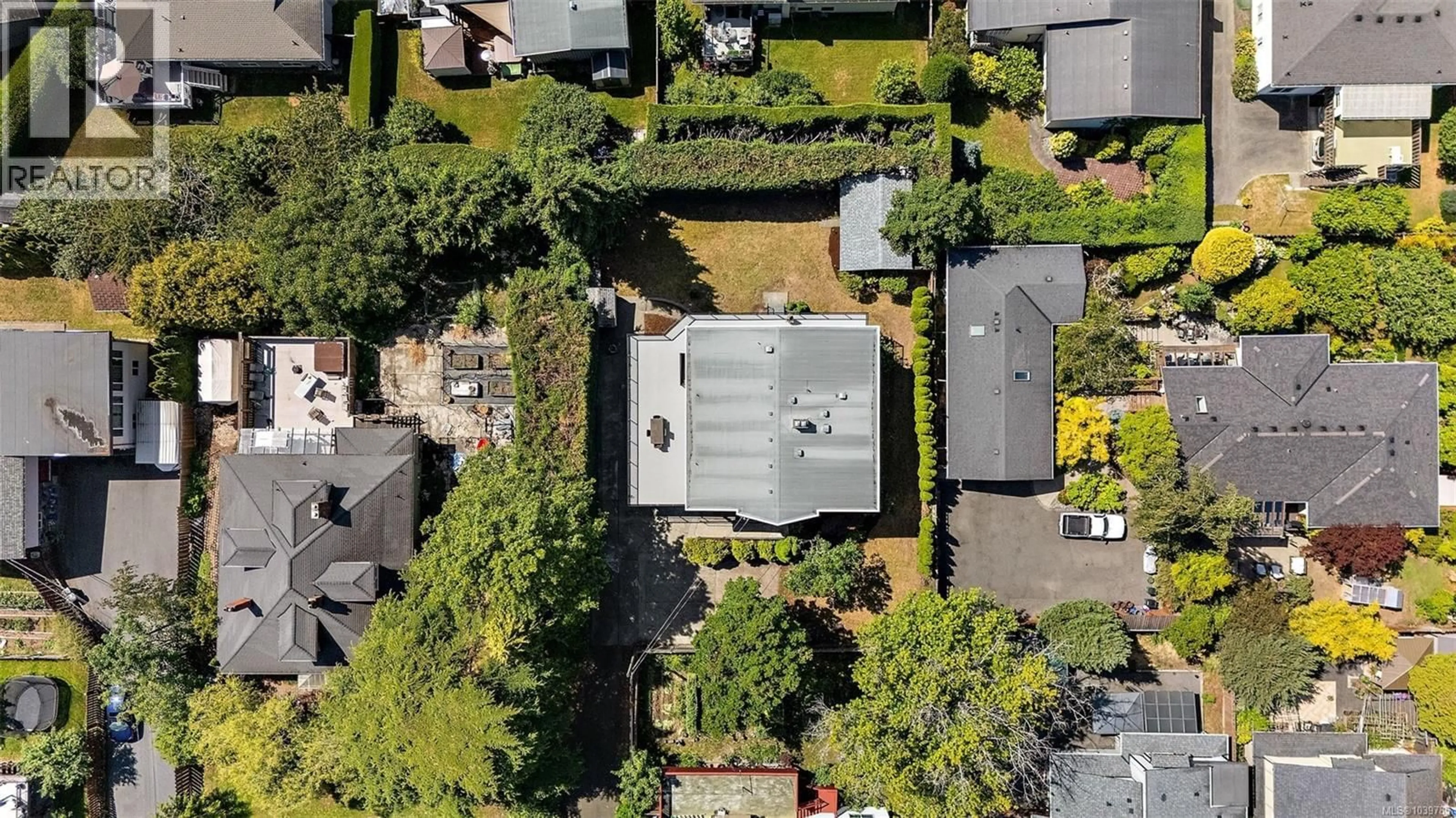 A pic from outside/outdoor area/front of a property/back of a property/a pic from drone, street for B - 4450 TYNDALL AVENUE, Saanich British Columbia V8N3S1