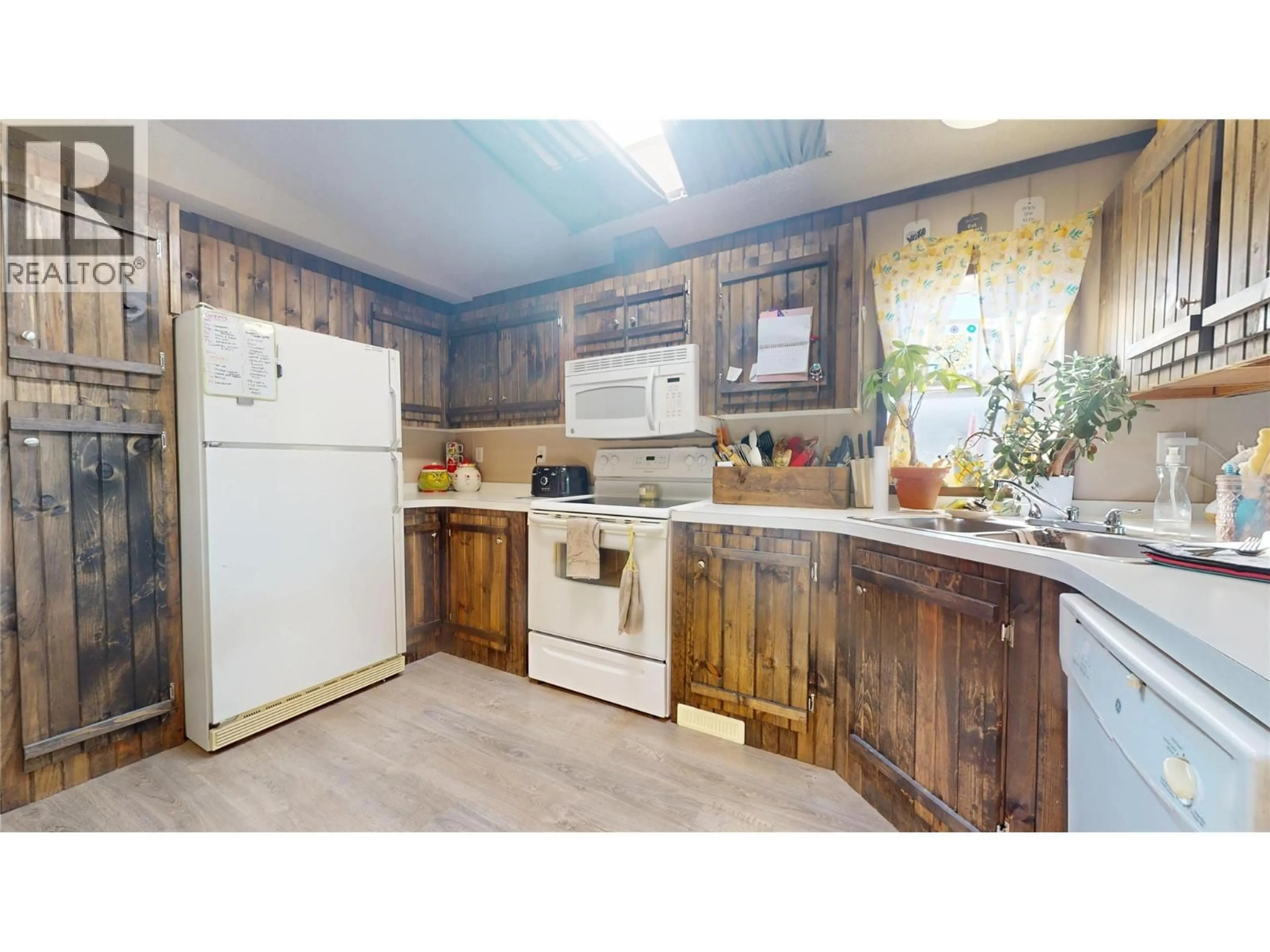 Standard kitchen, wood/laminate floor for 316 MISSION PLACE, Cranbrook British Columbia V1C6P7