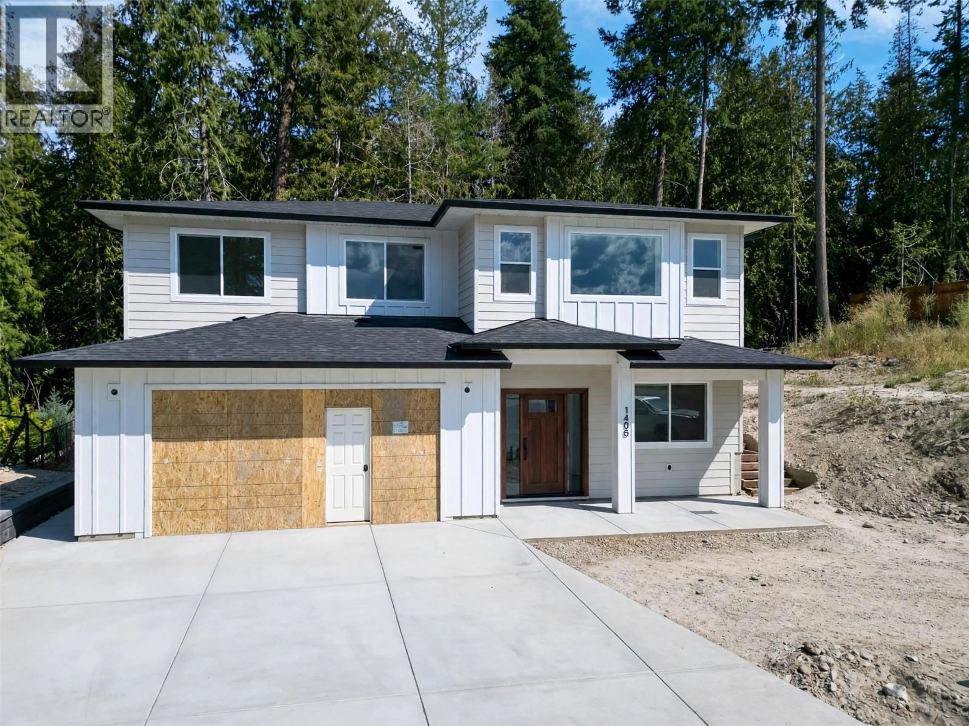 Home with vinyl exterior material, street for 1450 21 STREET NORTHEAST, Salmon Arm British Columbia V1E0G8