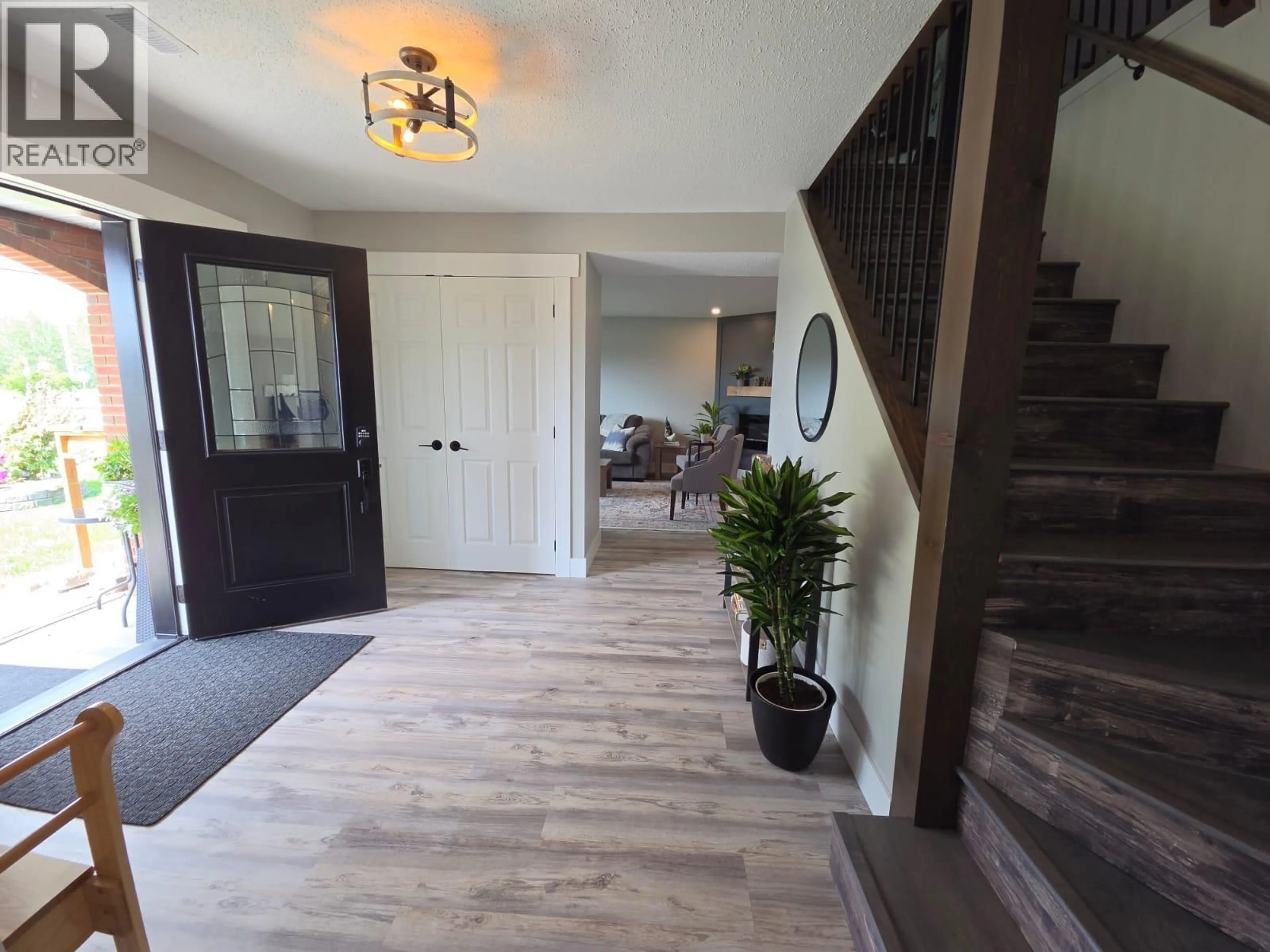 Indoor entryway for 5114 43A STREET NORTHEAST, Chetwynd British Columbia V0C1J0