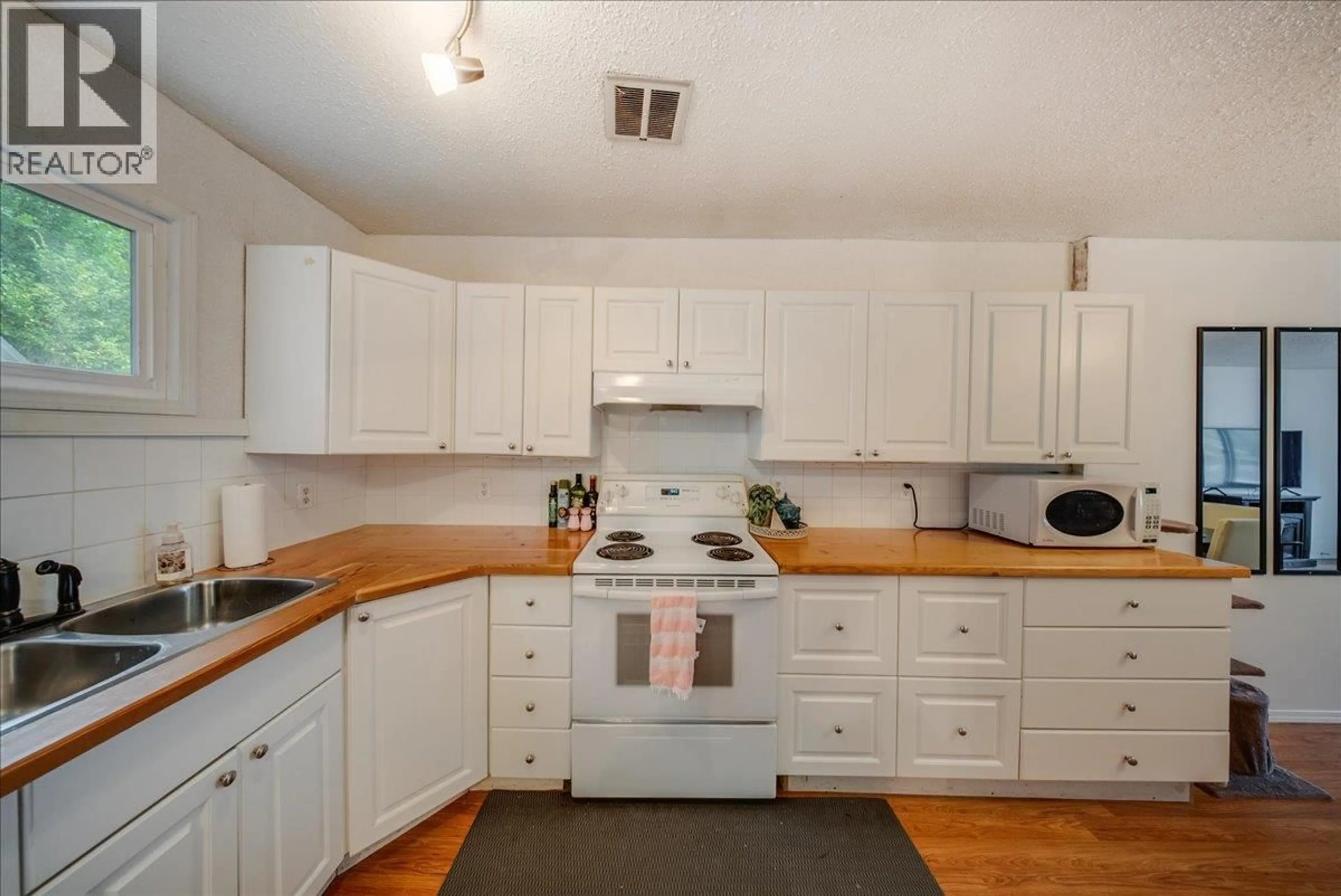 Standard kitchen, unknown for 1220 TAMARAC AVENUE, Trail British Columbia V1R4J1