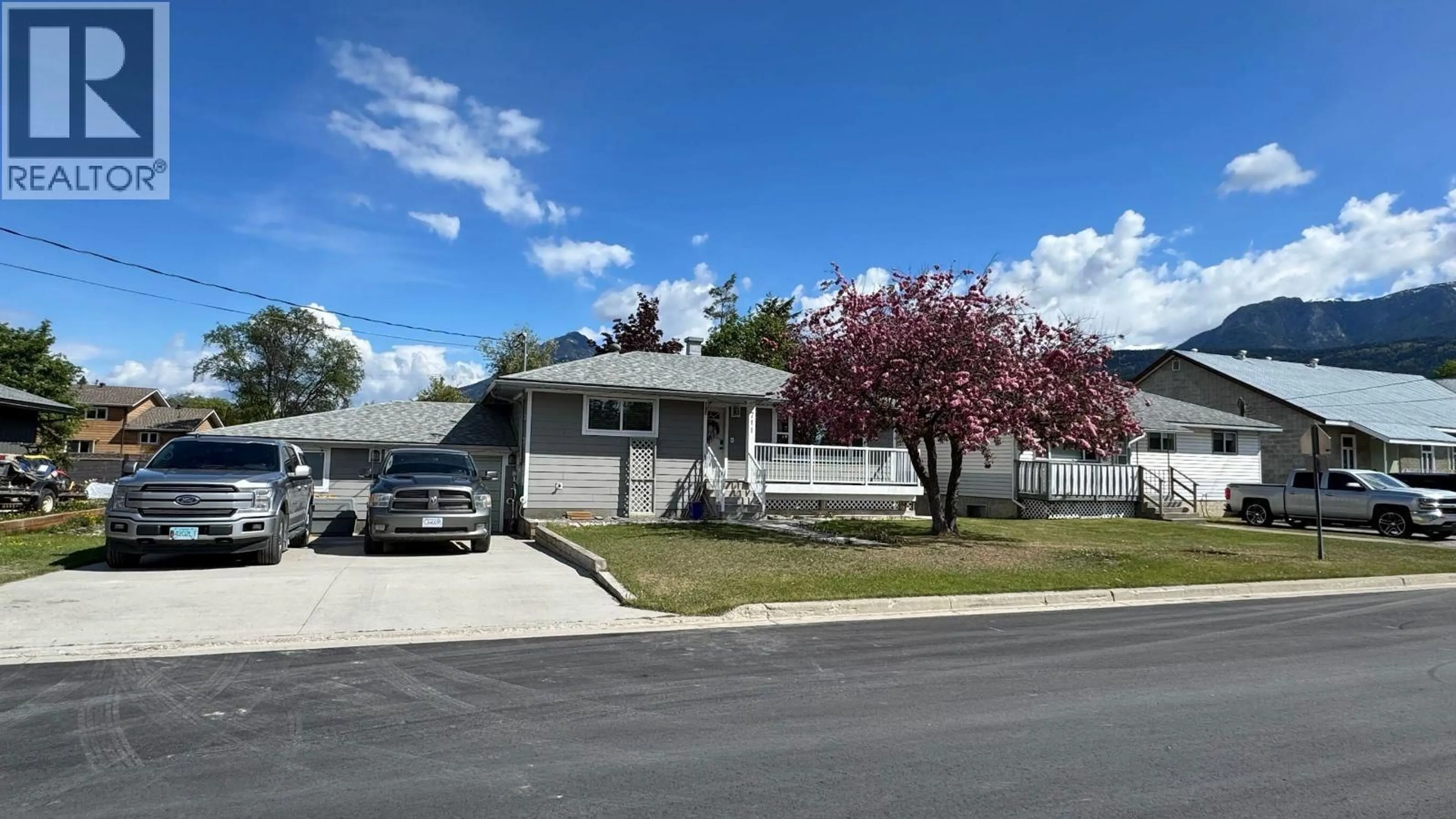 Home with vinyl exterior material, street for 711 10TH STREET SOUTH, Golden British Columbia V0A1H0