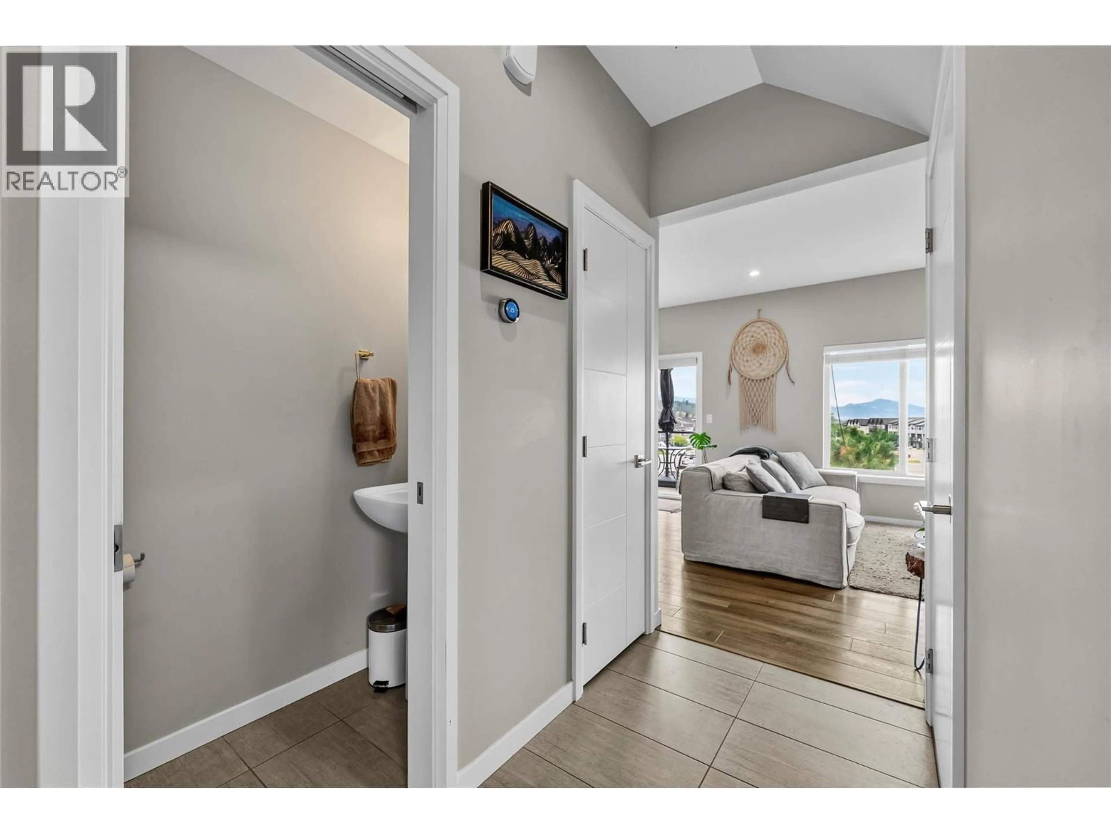 Indoor entryway for 120 - 1993 QU'APPELLE BOULEVARD, Kamloops British Columbia V2E0C2