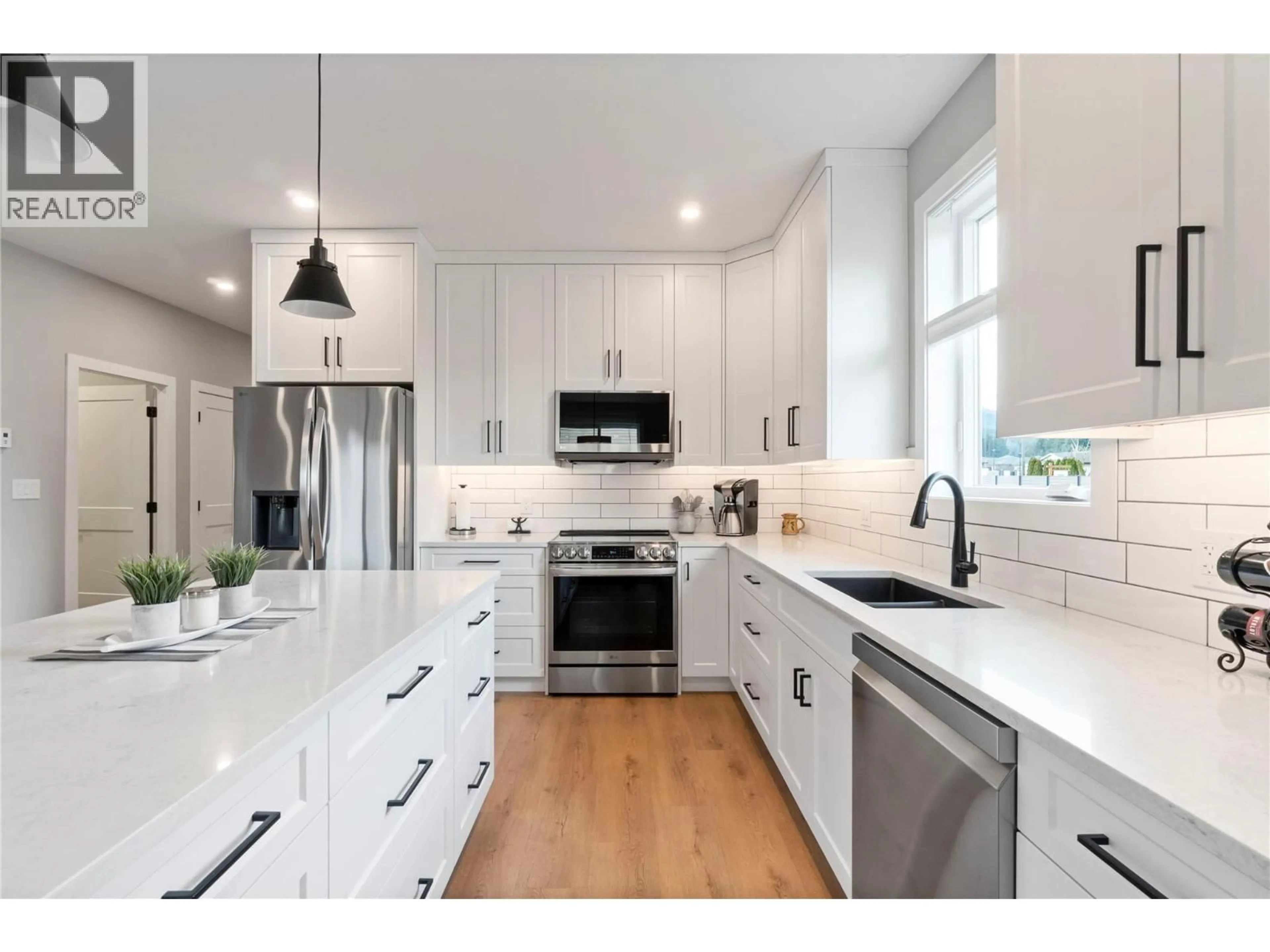 Open concept kitchen, ceramic/tile floor for 16 - 1330 10 STREET SOUTHWEST, Salmon Arm British Columbia V1E0E4