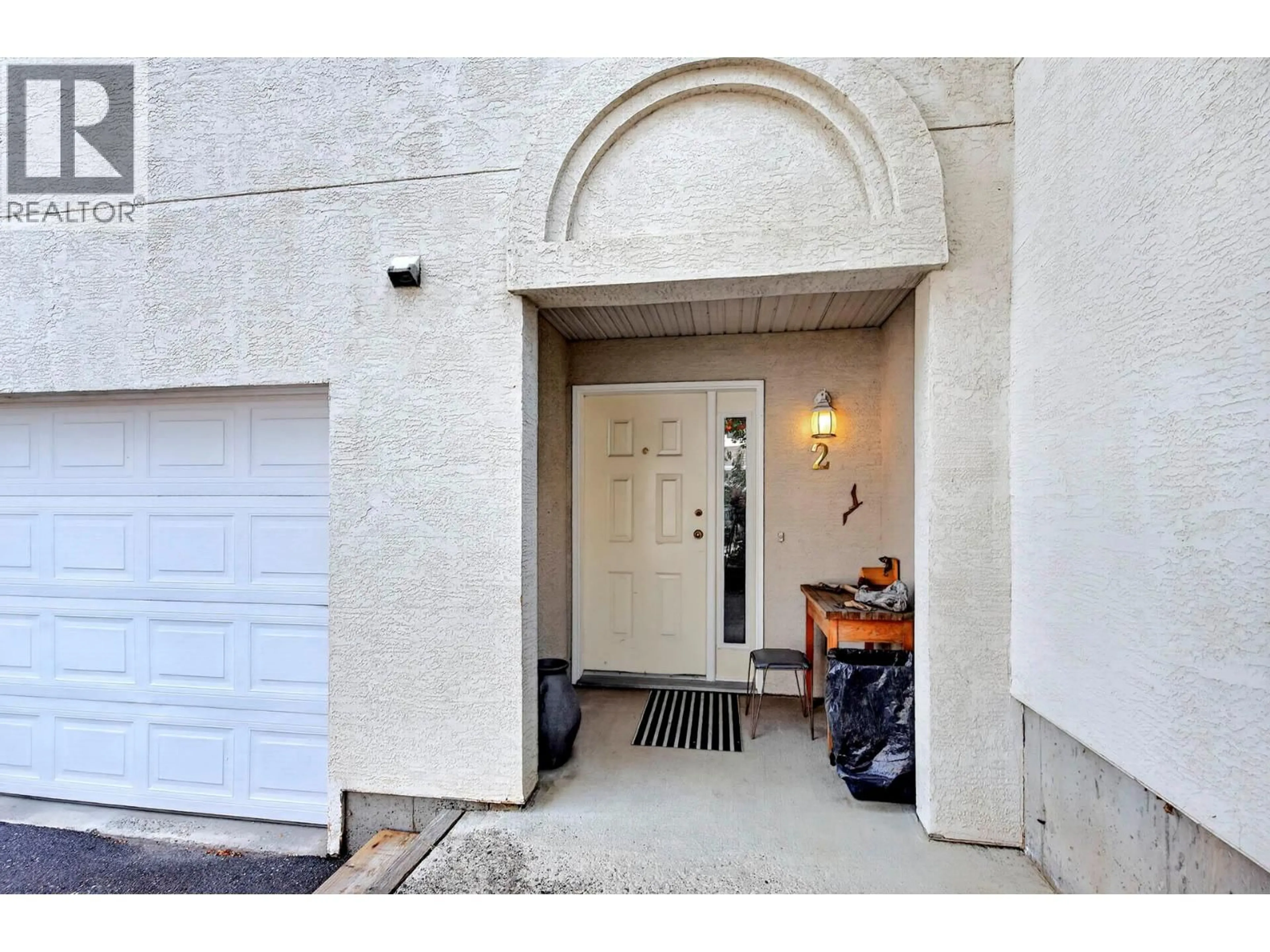 Indoor entryway for 2 - 2050 QU'APPELLE BOULEVARD, Kamloops British Columbia V2E2R4