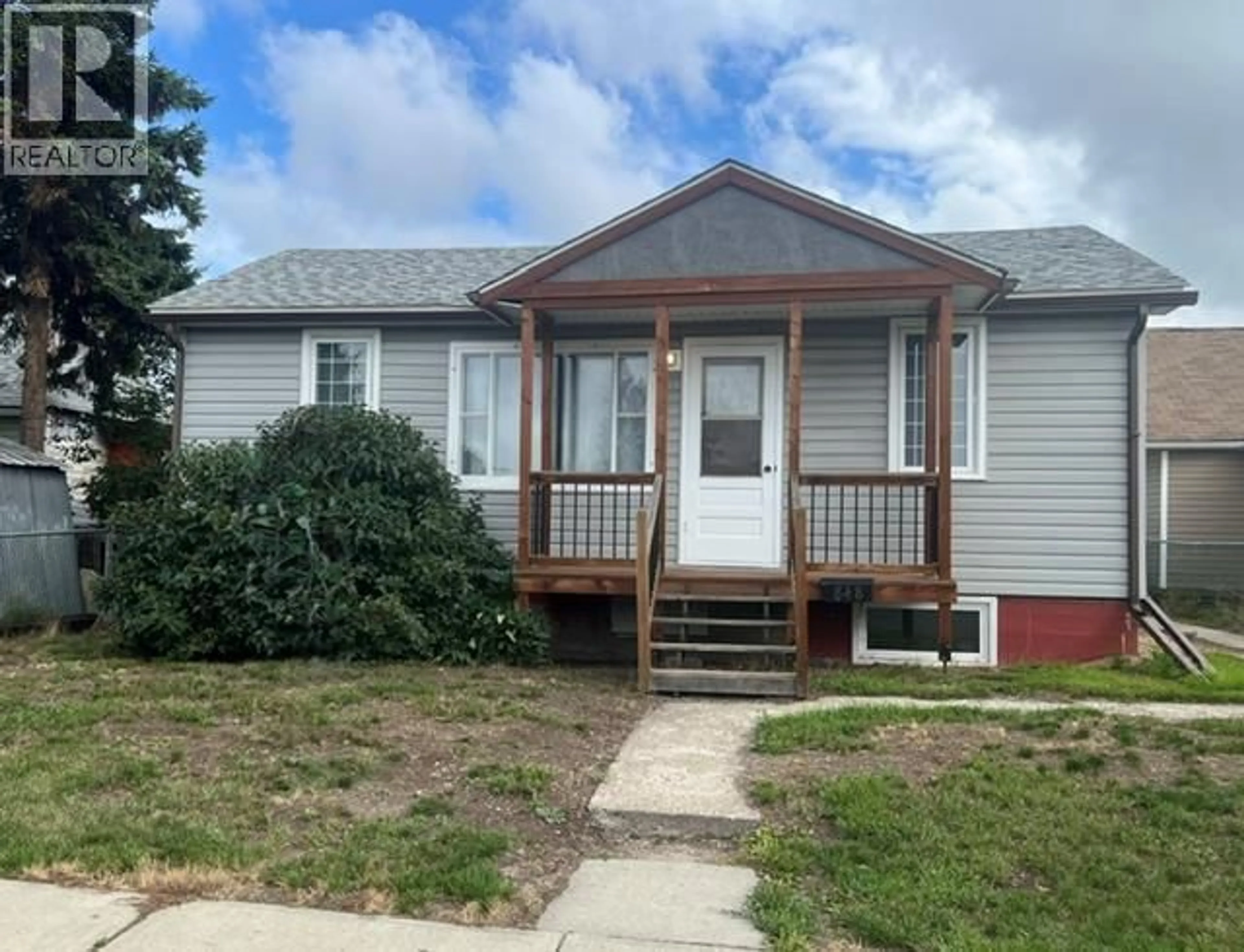 Home with vinyl exterior material, street for 848 106 AVENUE, Dawson Creek British Columbia V1G2N5
