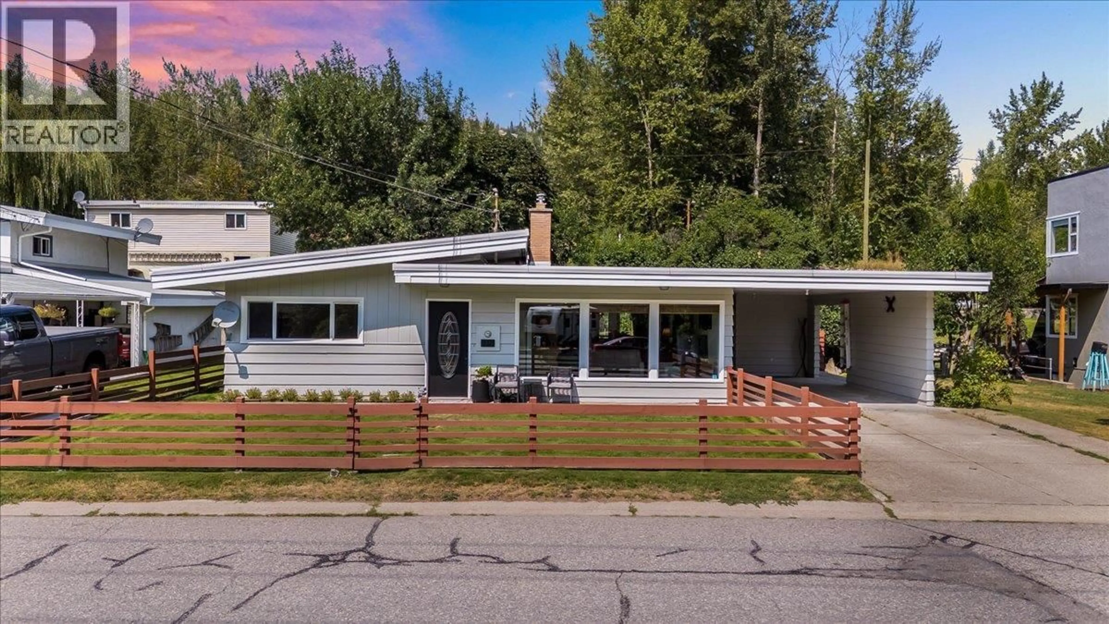 Home with vinyl exterior material, street for 469 FORREST DRIVE, Trail British Columbia V1R2H1