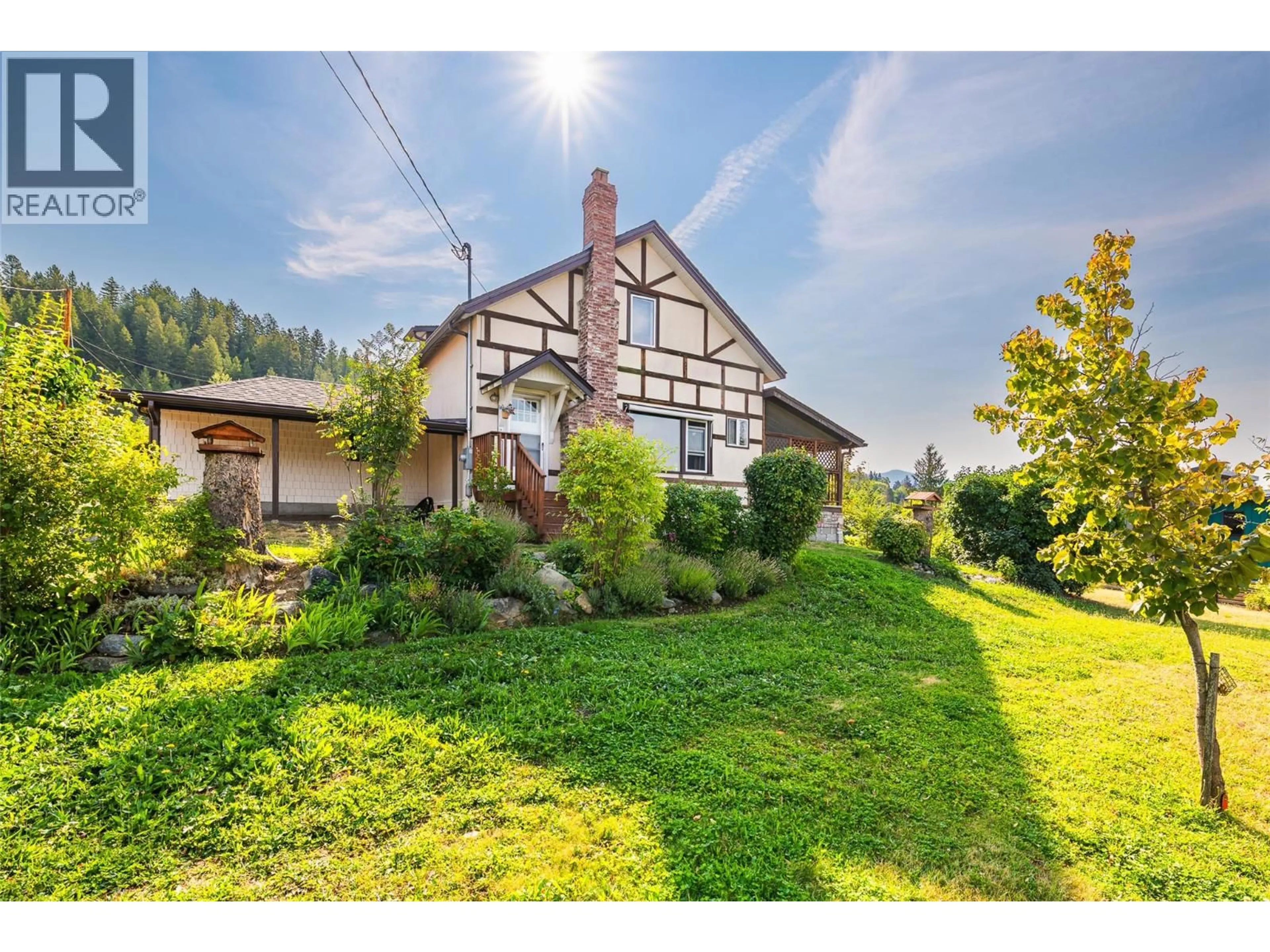 A pic from outside/outdoor area/front of a property/back of a property/a pic from drone, street for 1843 MCLAREN STREET, Creston British Columbia V0B1G5