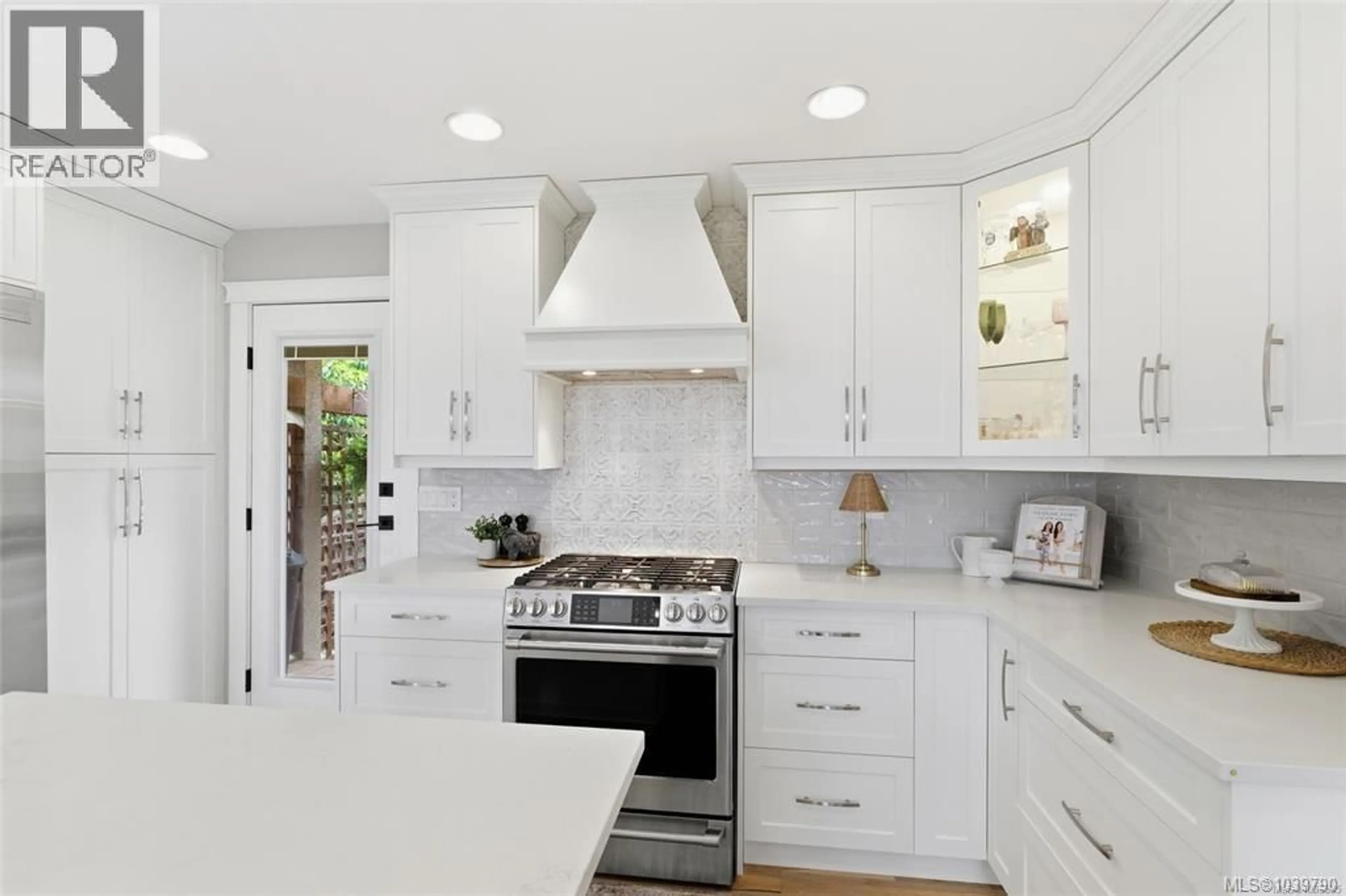 Contemporary kitchen, ceramic/tile floor for 4839 FILLINGER CRESCENT, Nanaimo British Columbia V9V1K1