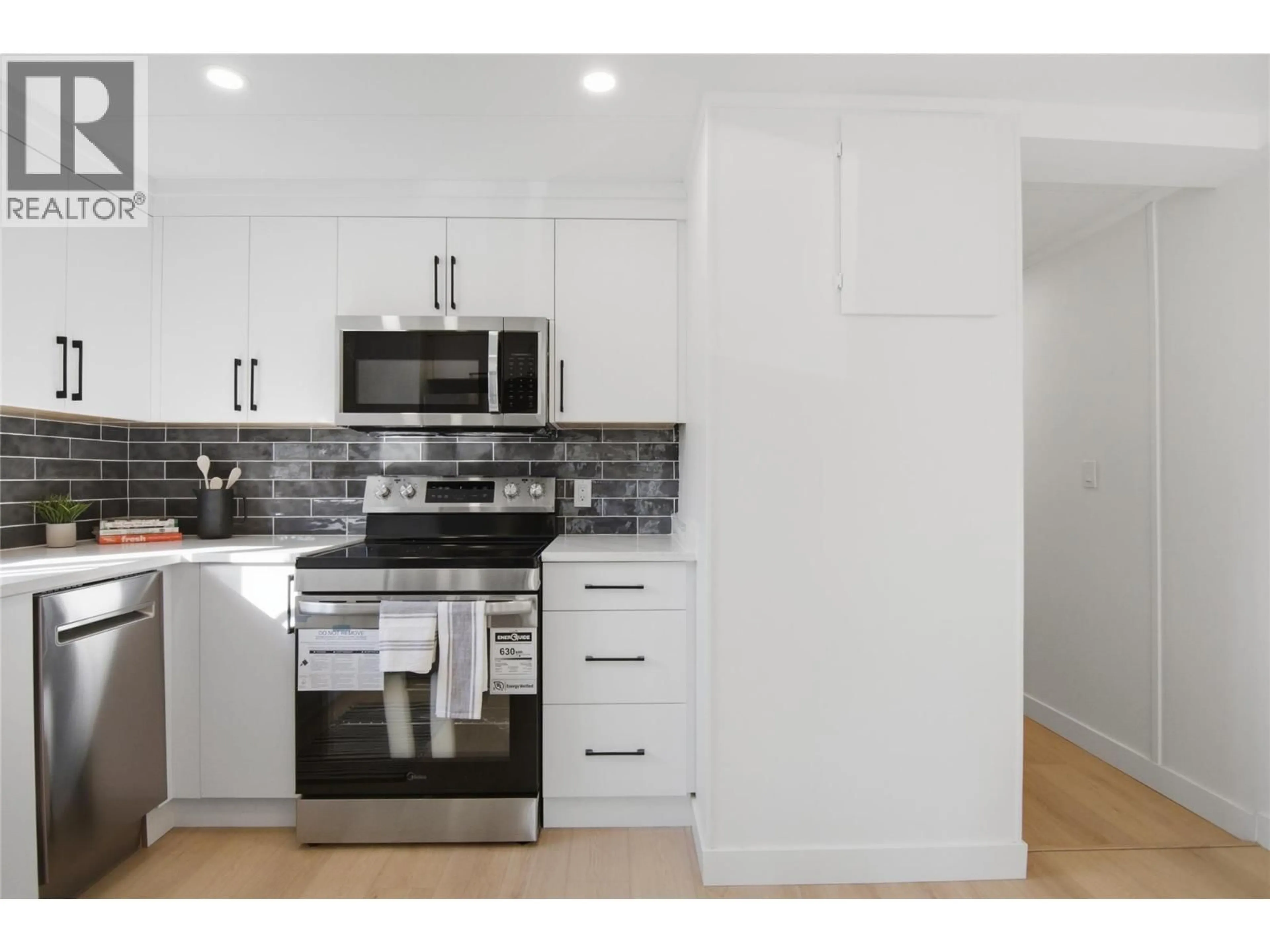 Standard kitchen, unknown for 4 - 4626 SUMMER ROAD, Barriere British Columbia V0E1E0