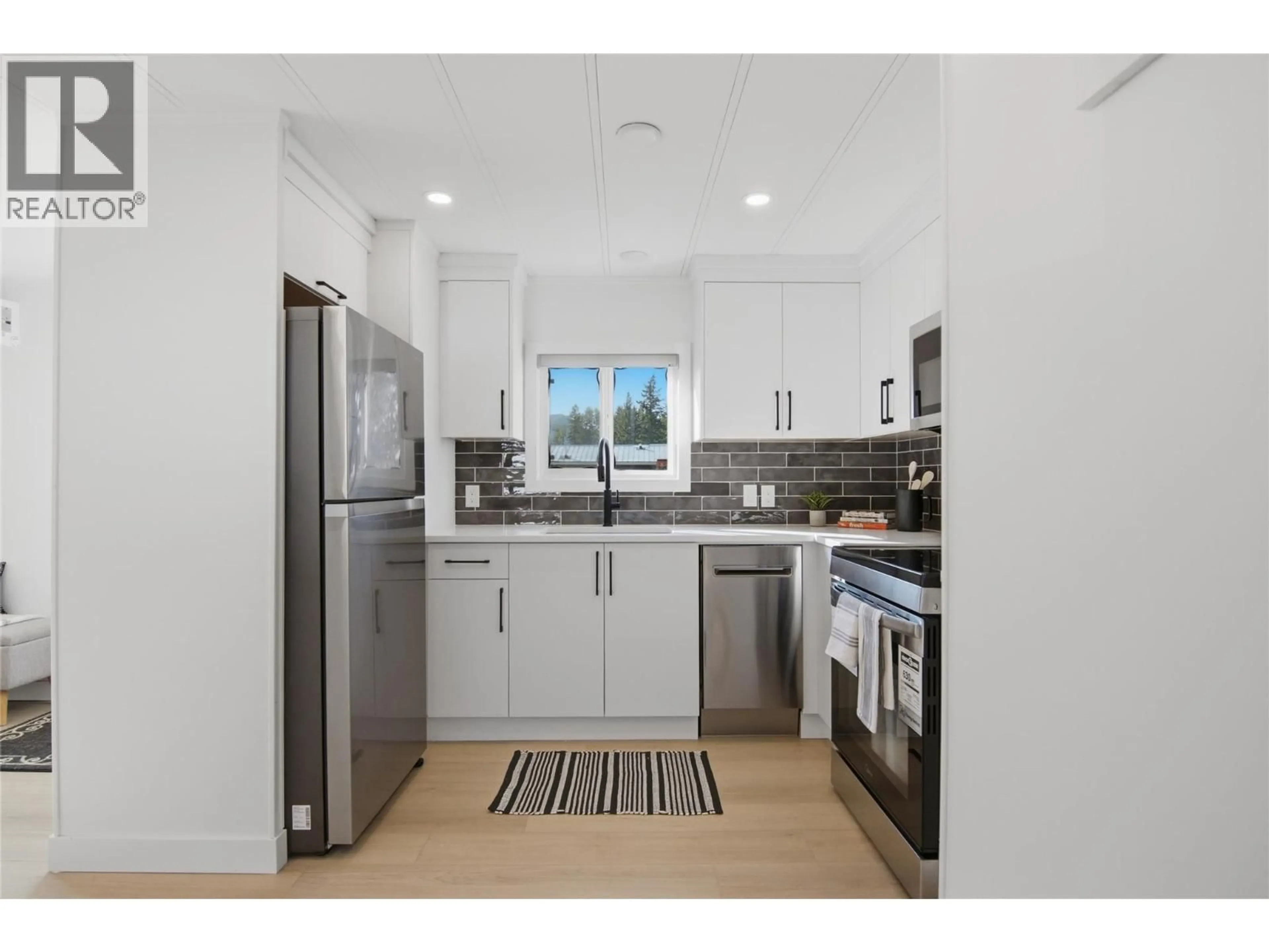 Standard kitchen, ceramic/tile floor for 4 - 4626 SUMMER ROAD, Barriere British Columbia V0E1E0