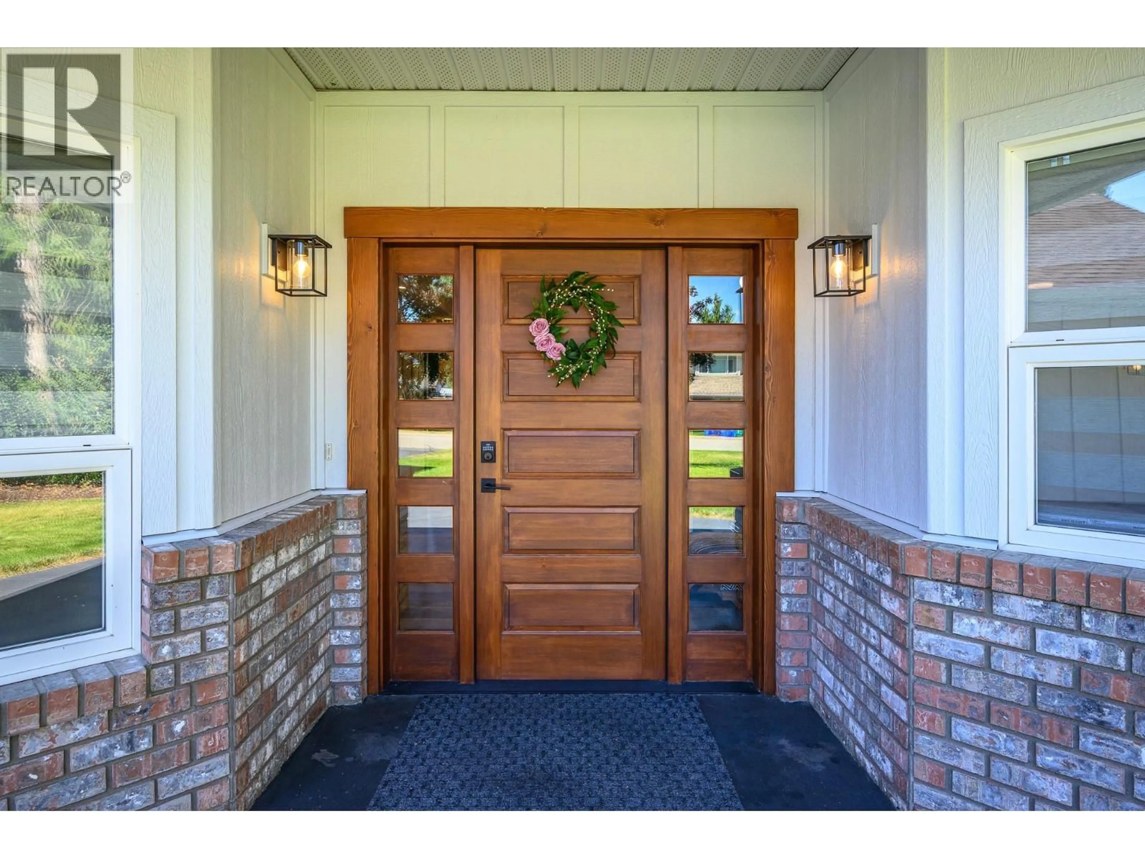 Indoor entryway for 1941 18 STREET SOUTHEAST, Salmon Arm British Columbia V1E1L4