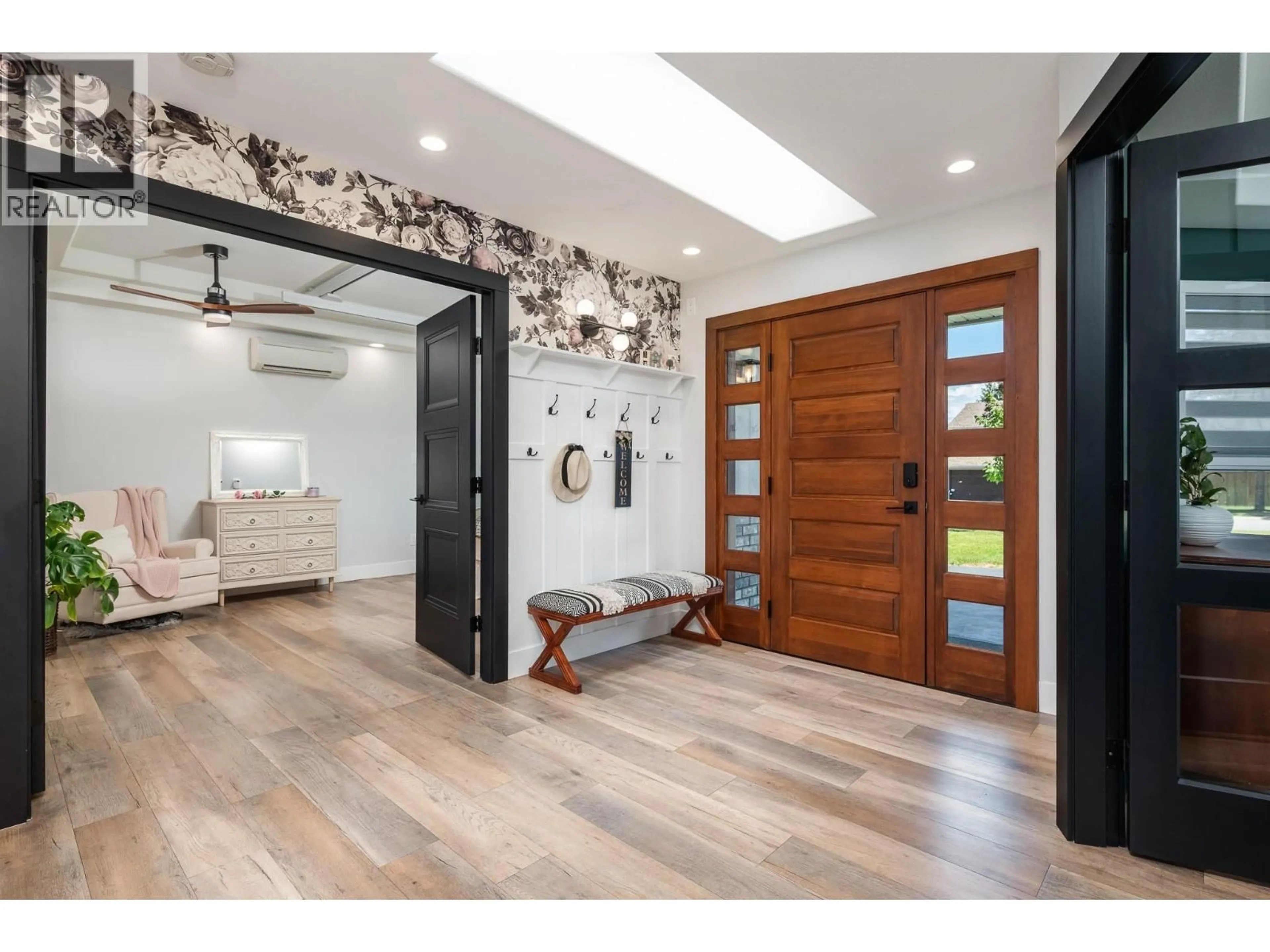 Indoor entryway for 1941 18 STREET SOUTHEAST, Salmon Arm British Columbia V1E1L4