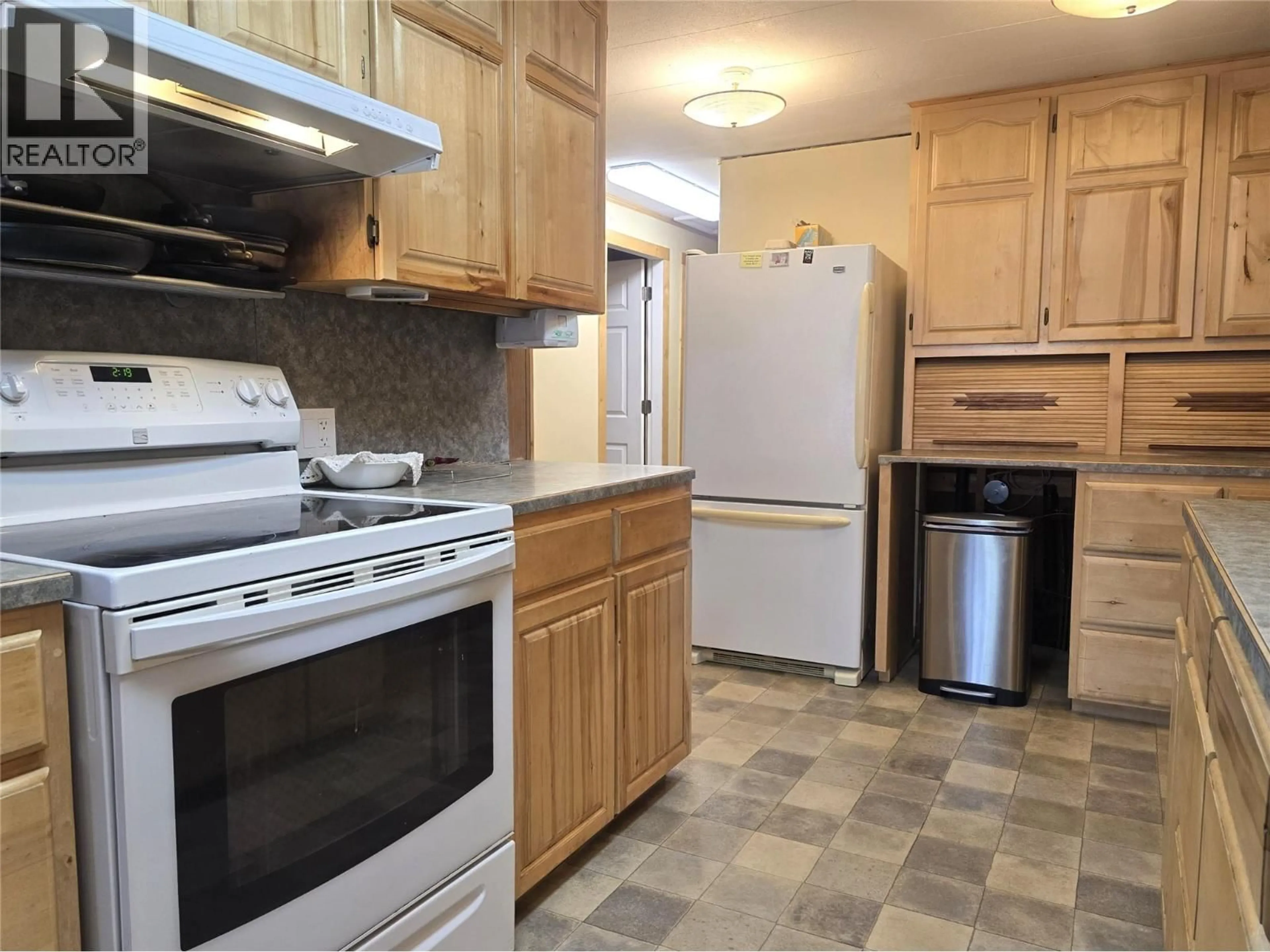 Standard kitchen, unknown for 596-4590 BARRIERE TOWN ROAD, Barriere British Columbia V0E1E0