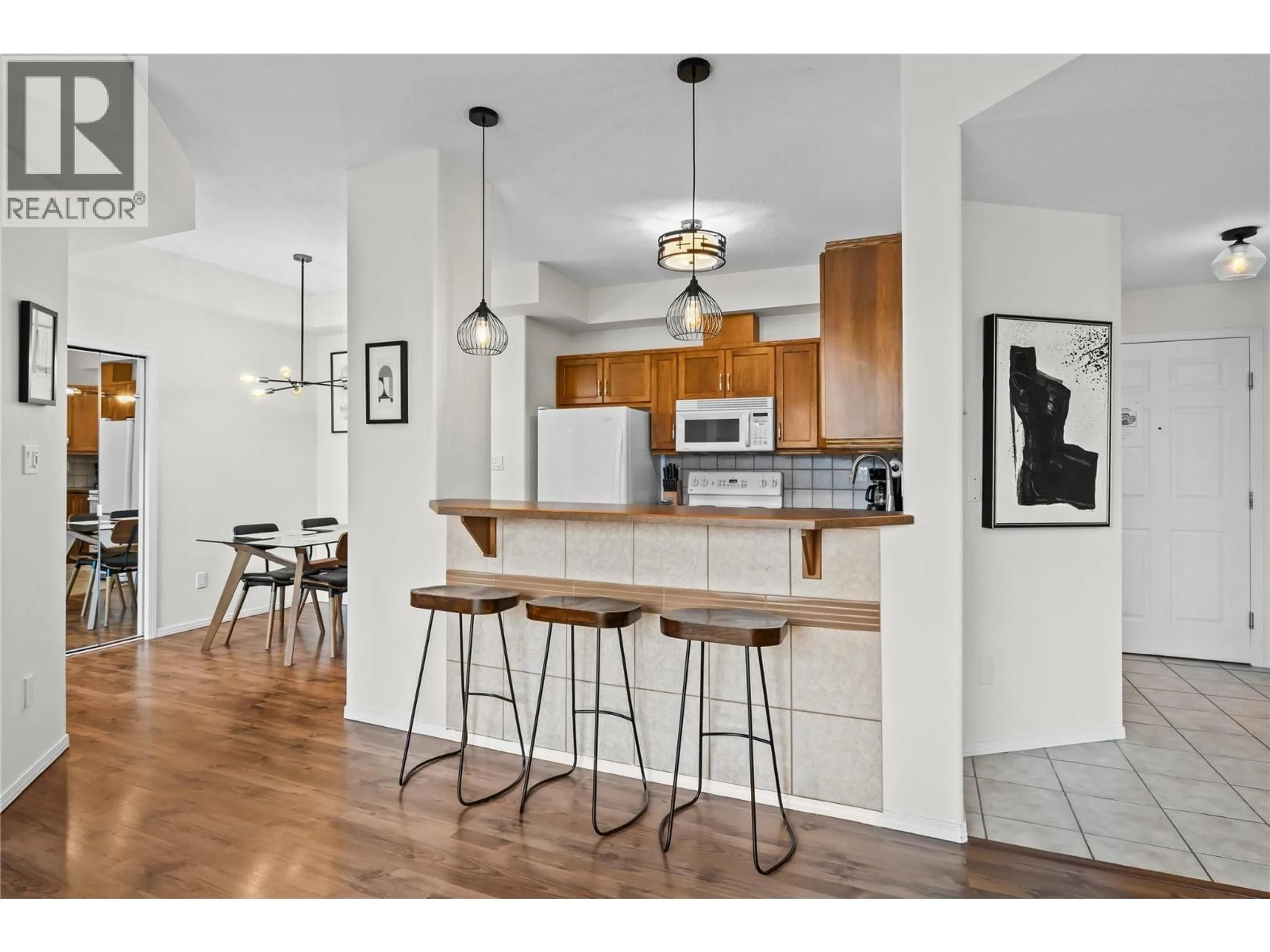 Open concept kitchen, wood/laminate floor for 1404 - 1128 SUNSET DRIVE, Kelowna British Columbia V1Y9W7