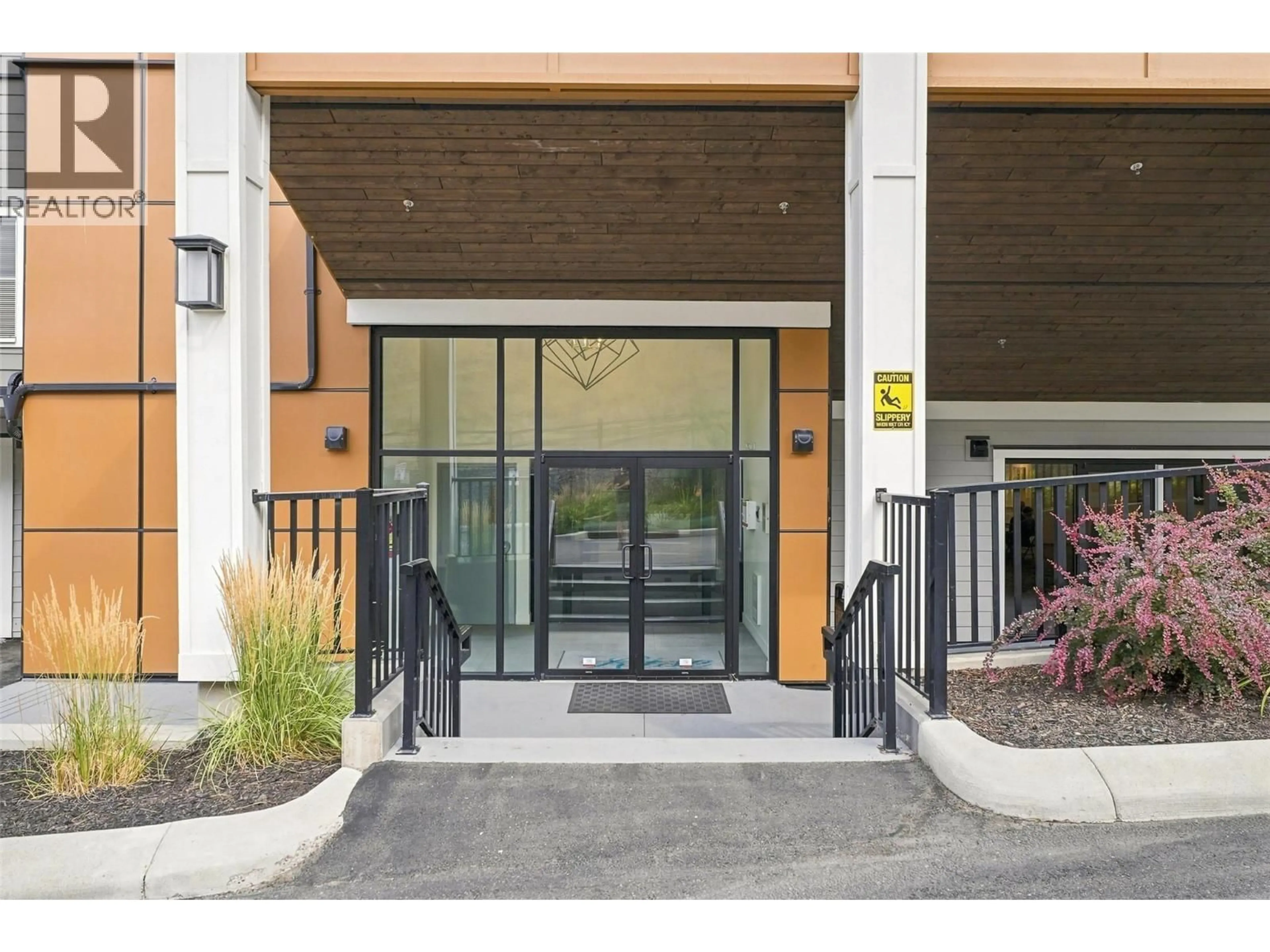 Indoor entryway for 105 - 2046 ROBSON PLACE, Kamloops British Columbia V2E0A5