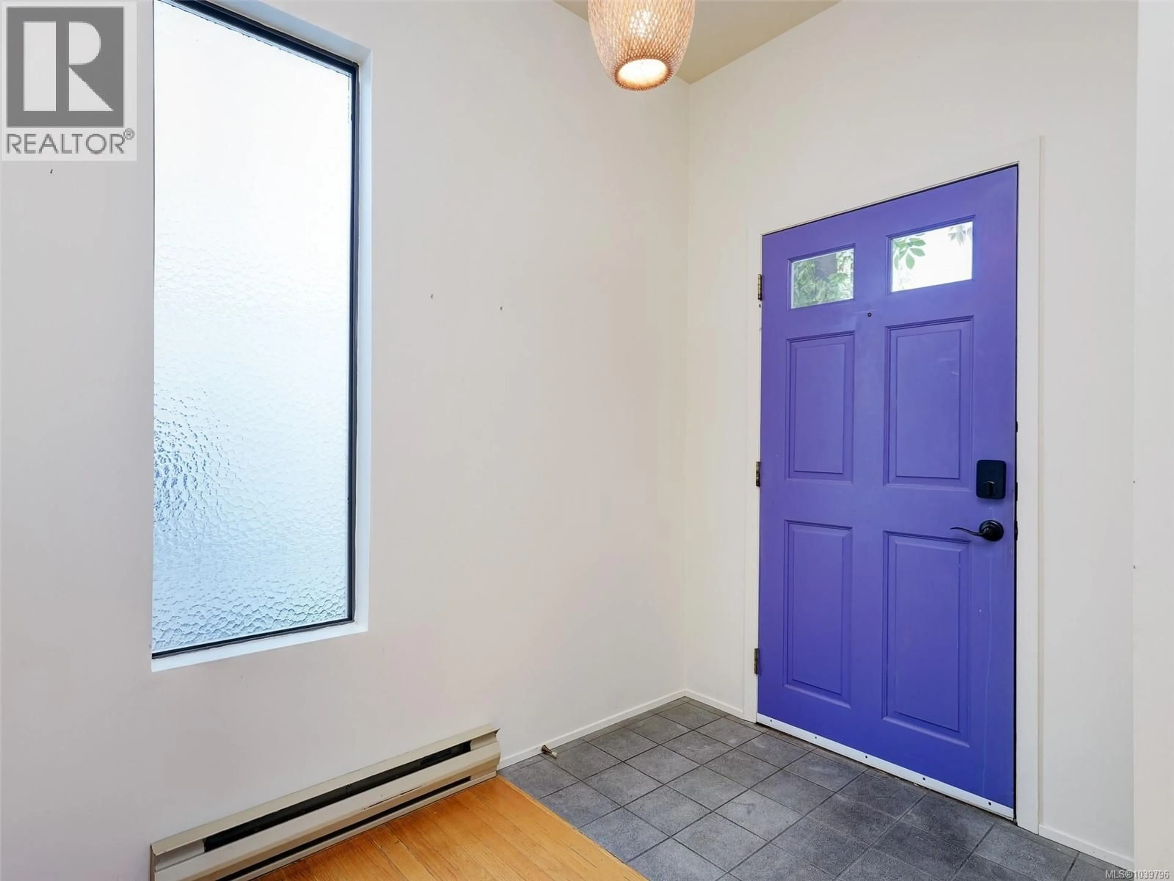 Indoor entryway for 1607 REBECCA STREET, Victoria British Columbia V8T3N3