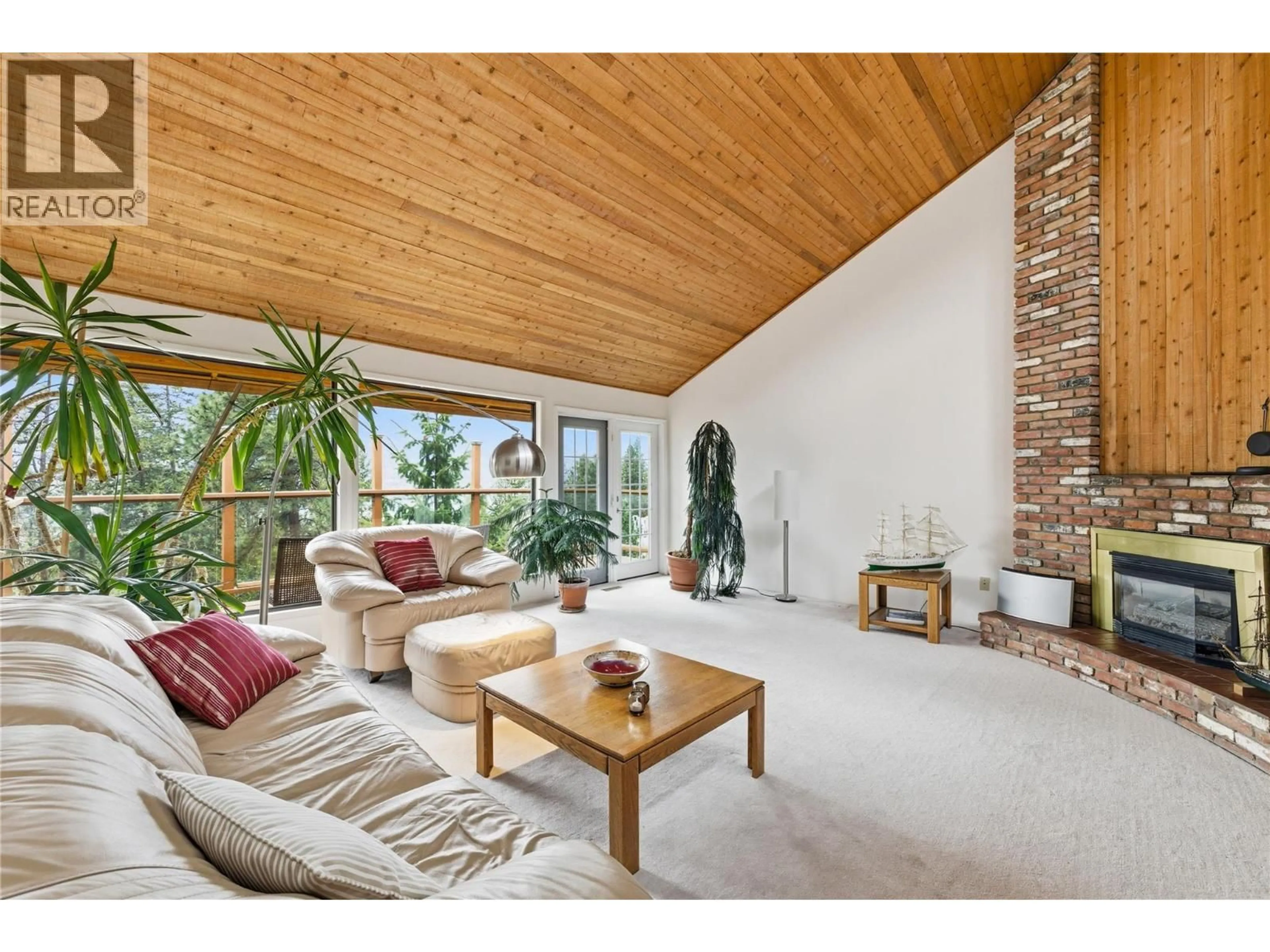 Living room with furniture, unknown for 324 CLIFTON ROAD NORTH, Kelowna British Columbia V1V1N4